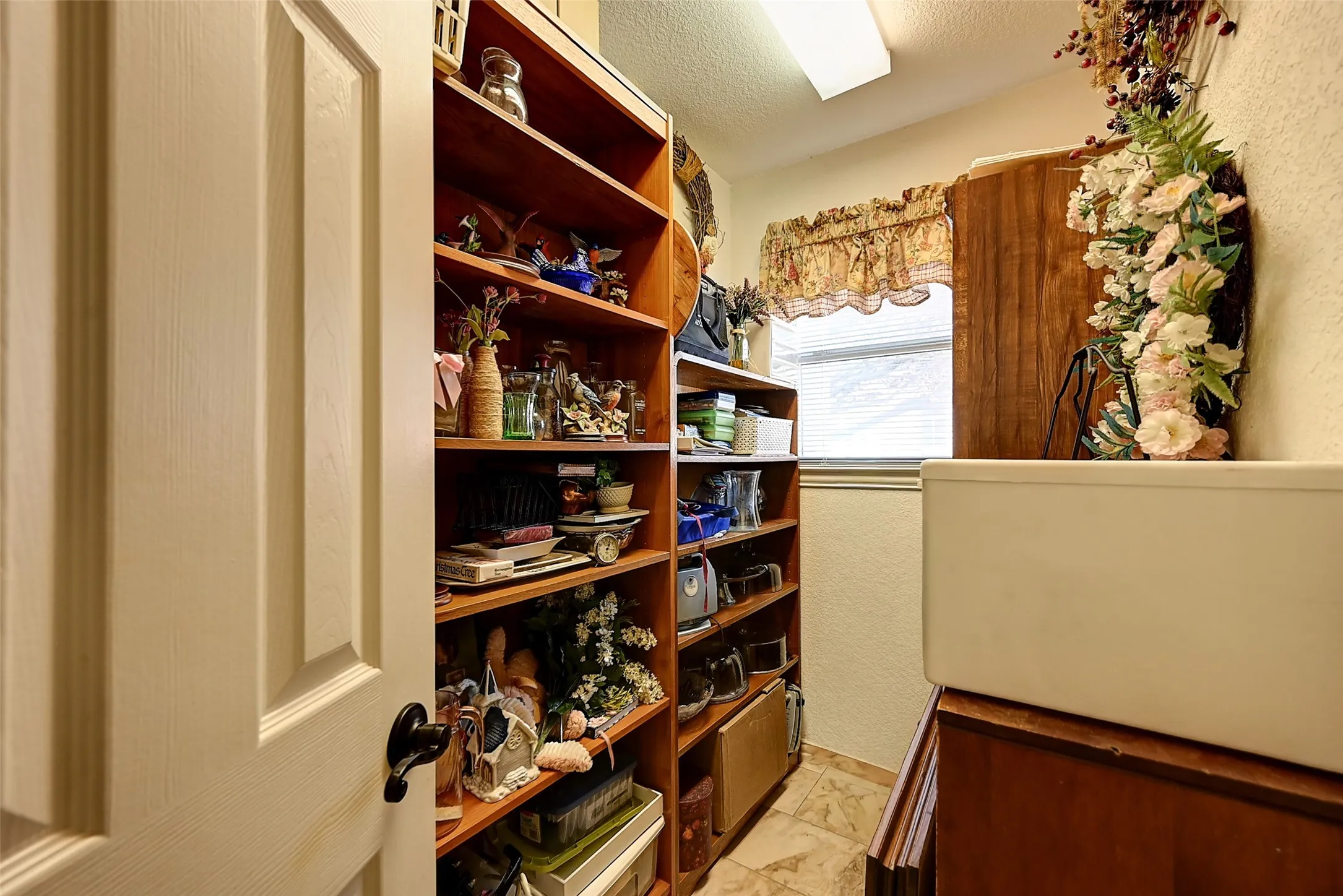 Single Family Residence For Sale in Dallas County , 6608 Barclay Lane, Garland, Texas 75044, 5 Bedrooms, 4 Bathrooms, 2 Garage spaces, 3,719 Sqft, built in 1996, Preowned, Price $690,000, mls#21244426, Real Estate Agent in Garland, Homes For Sale in Dallas county, Homes For Sale in Garland, Realtor in Garland Texas, Real Estate Brokerage Independent Realty Texas, Luminita Cordes Realtor