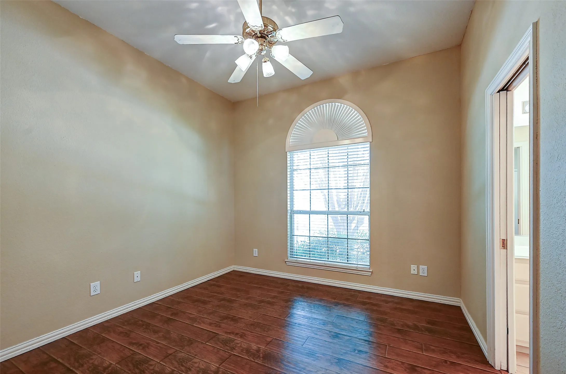 Single Family Residence For Sale in Dallas County , 6608 Barclay Lane, Garland, Texas 75044, 5 Bedrooms, 4 Bathrooms, 2 Garage spaces, 3,719 Sqft, built in 1996, Preowned, Price $690,000, mls#21244426, Real Estate Agent in Garland, Homes For Sale in Dallas county, Homes For Sale in Garland, Realtor in Garland Texas, Real Estate Brokerage Independent Realty Texas, Luminita Cordes Realtor