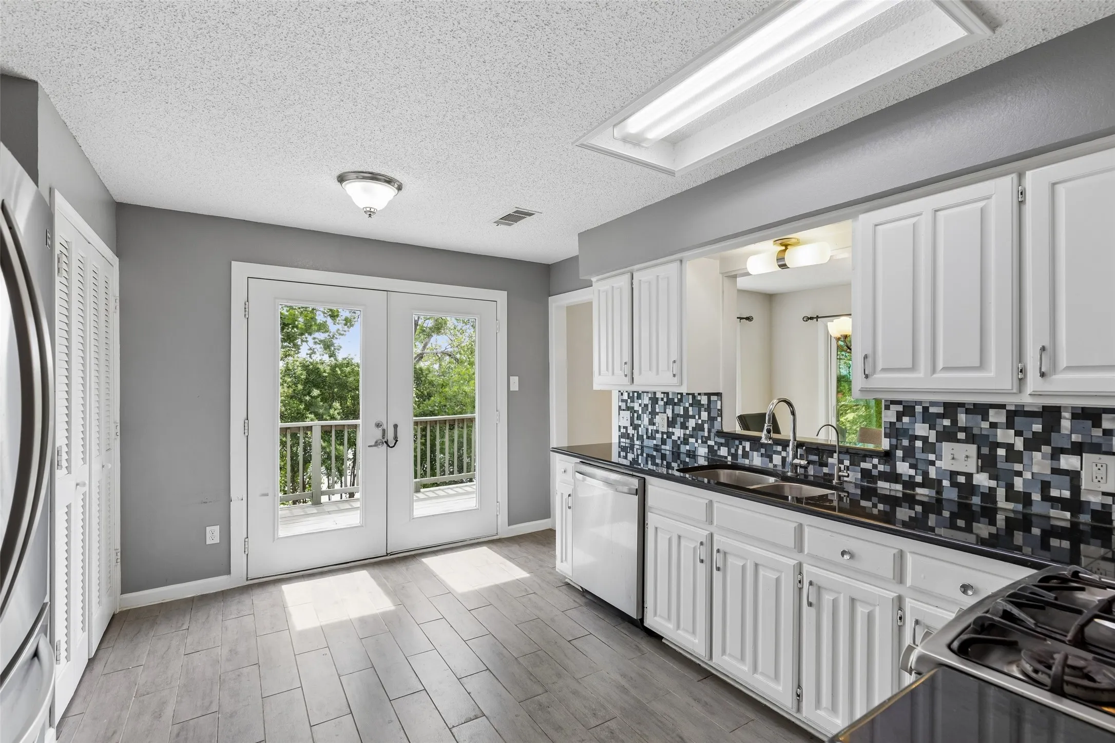 Single Family Residence For Sale in Dallas County , 801 Country Club Place, Grand Prairie, Texas 75052, 3 Bedroom, 2 Bathroom, 2 Garage spaces, 1,772 Sqft, built in 1983, mls#21257616, Real Estate Agent in Grand Prairie, Homes For Sale in Dallas county, Homes For Sale in Grand Prairie, Realtor in Grand Prairie Texas, Real Estate Brokerage Independent Realty Texas, Luminita Cordes Realtor
