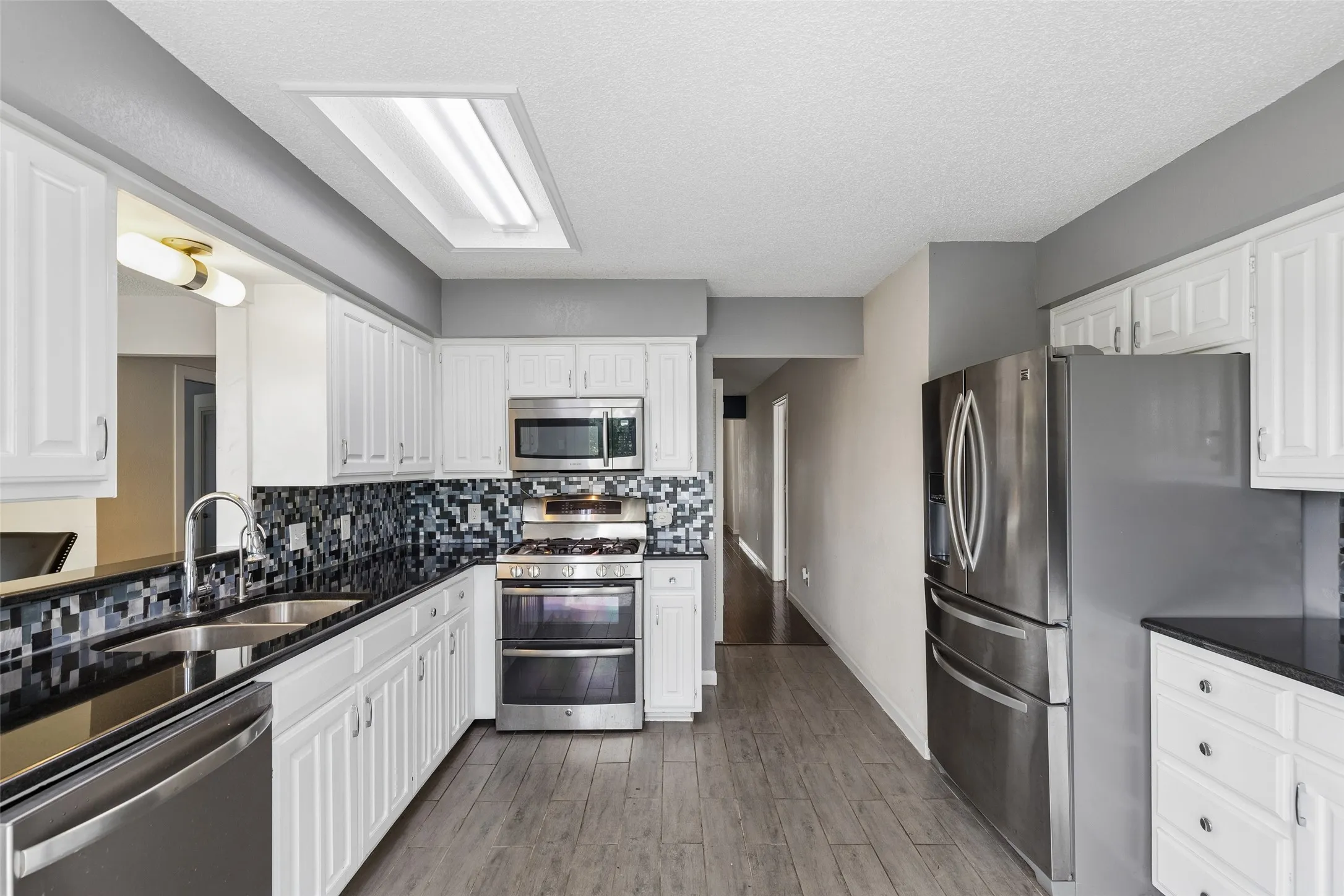 Single Family Residence For Sale in Dallas County , 801 Country Club Place, Grand Prairie, Texas 75052, 3 Bedroom, 2 Bathroom, 2 Garage spaces, 1,772 Sqft, built in 1983, mls#21257616, Real Estate Agent in Grand Prairie, Homes For Sale in Dallas county, Homes For Sale in Grand Prairie, Realtor in Grand Prairie Texas, Real Estate Brokerage Independent Realty Texas, Luminita Cordes Realtor