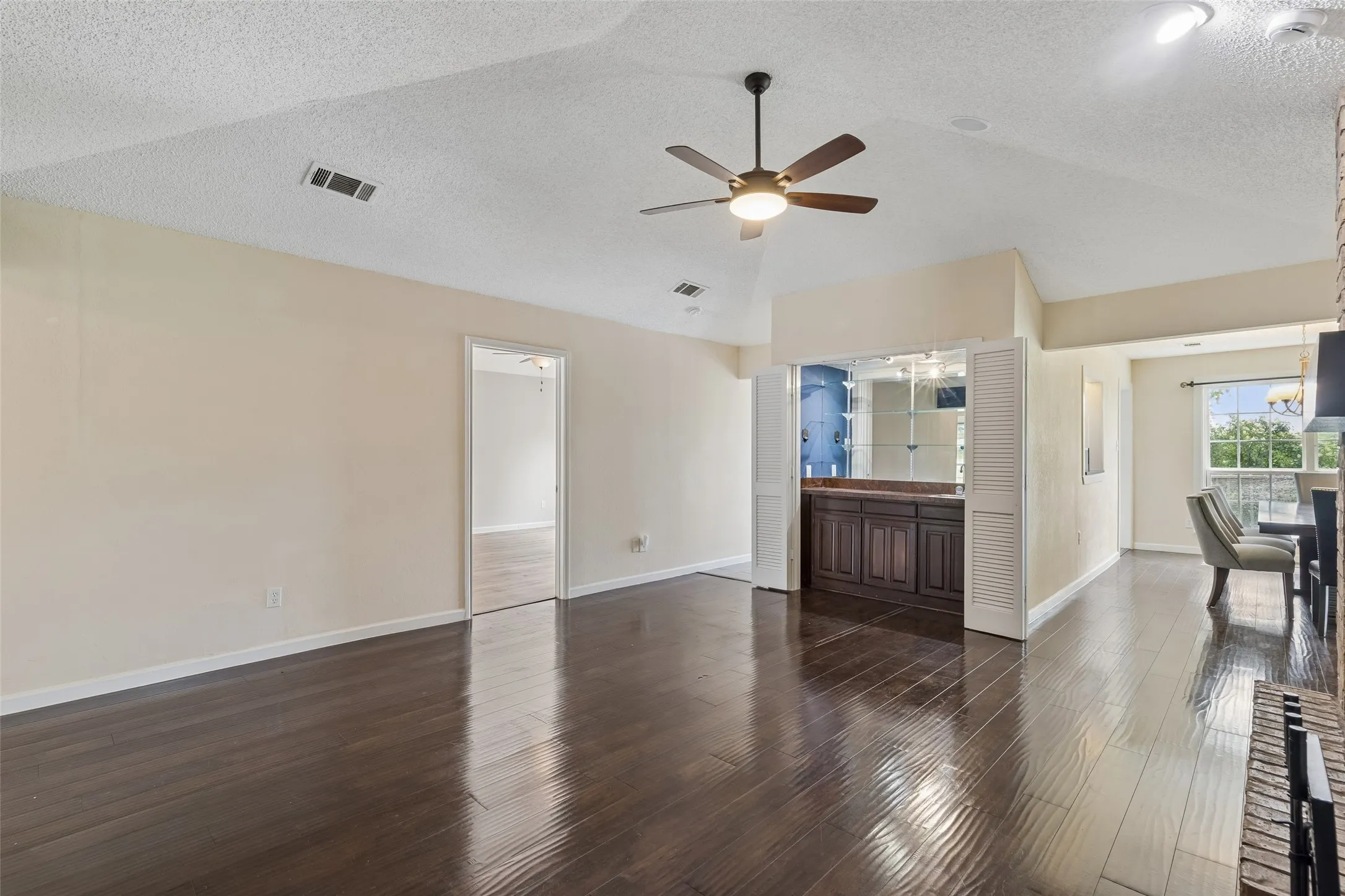 Single Family Residence For Sale in Dallas County , 801 Country Club Place, Grand Prairie, Texas 75052, 3 Bedroom, 2 Bathroom, 2 Garage spaces, 1,772 Sqft, built in 1983, mls#21257616, Real Estate Agent in Grand Prairie, Homes For Sale in Dallas county, Homes For Sale in Grand Prairie, Realtor in Grand Prairie Texas, Real Estate Brokerage Independent Realty Texas, Luminita Cordes Realtor