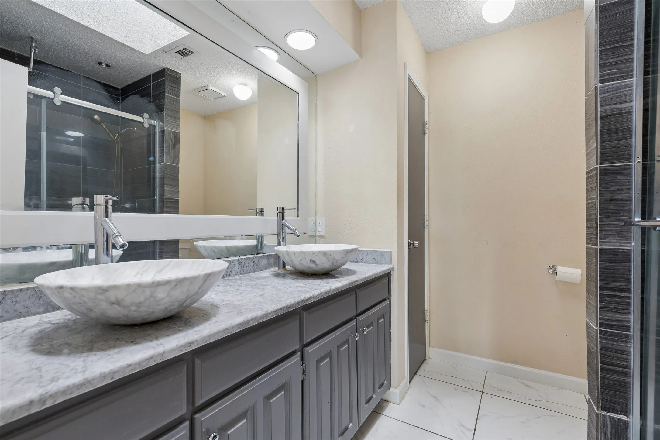 Single Family Residence For Sale in Dallas County , 801 Country Club Place, Grand Prairie, Texas 75052, 3 Bedroom, 2 Bathroom, 2 Garage spaces, 1,772 Sqft, built in 1983, mls#21257616, Real Estate Agent in Grand Prairie, Homes For Sale in Dallas county, Homes For Sale in Grand Prairie, Realtor in Grand Prairie Texas, Real Estate Brokerage Independent Realty Texas, Luminita Cordes Realtor