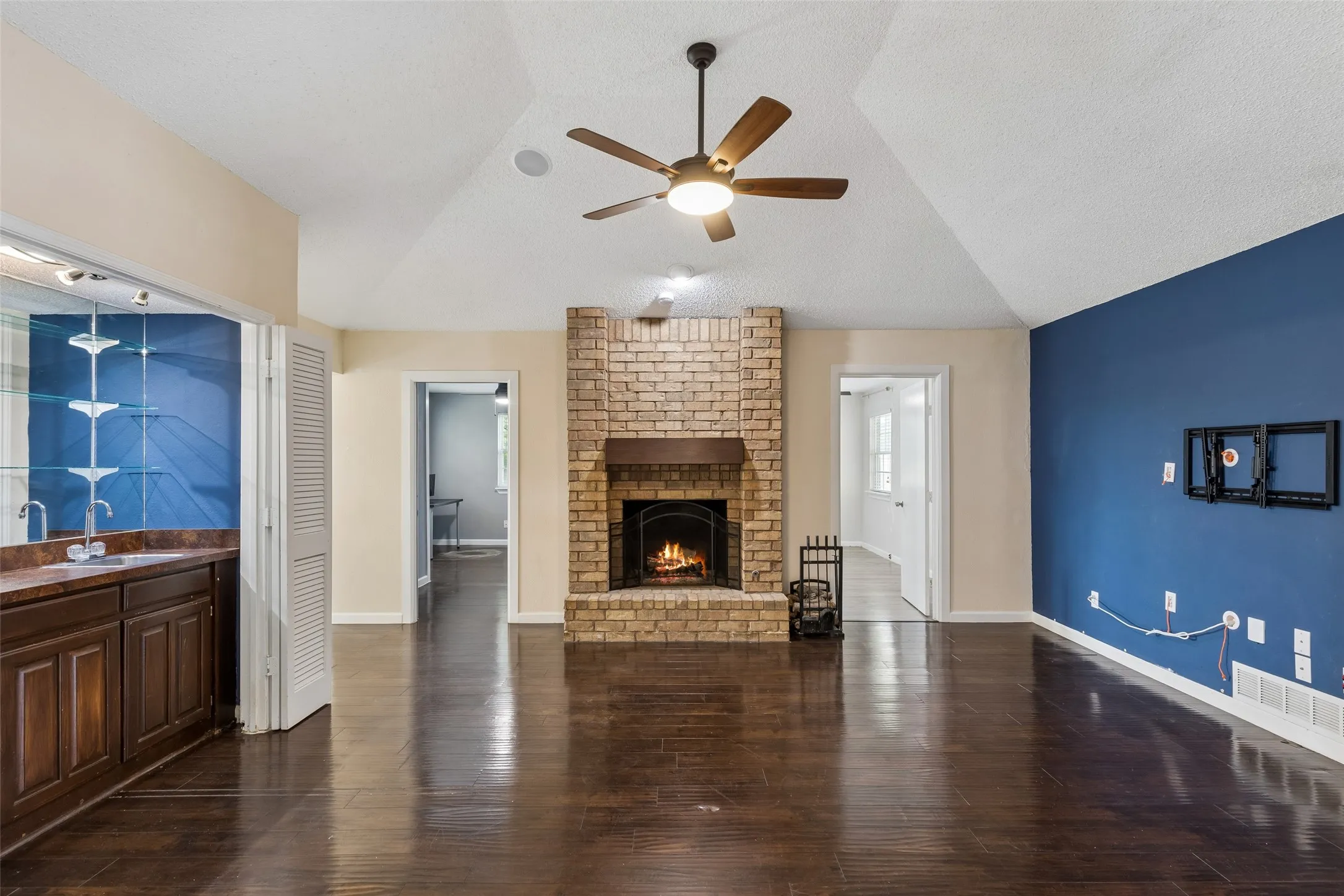 Single Family Residence For Sale in Dallas County , 801 Country Club Place, Grand Prairie, Texas 75052, 3 Bedroom, 2 Bathroom, 2 Garage spaces, 1,772 Sqft, built in 1983, mls#21257616, Real Estate Agent in Grand Prairie, Homes For Sale in Dallas county, Homes For Sale in Grand Prairie, Realtor in Grand Prairie Texas, Real Estate Brokerage Independent Realty Texas, Luminita Cordes Realtor