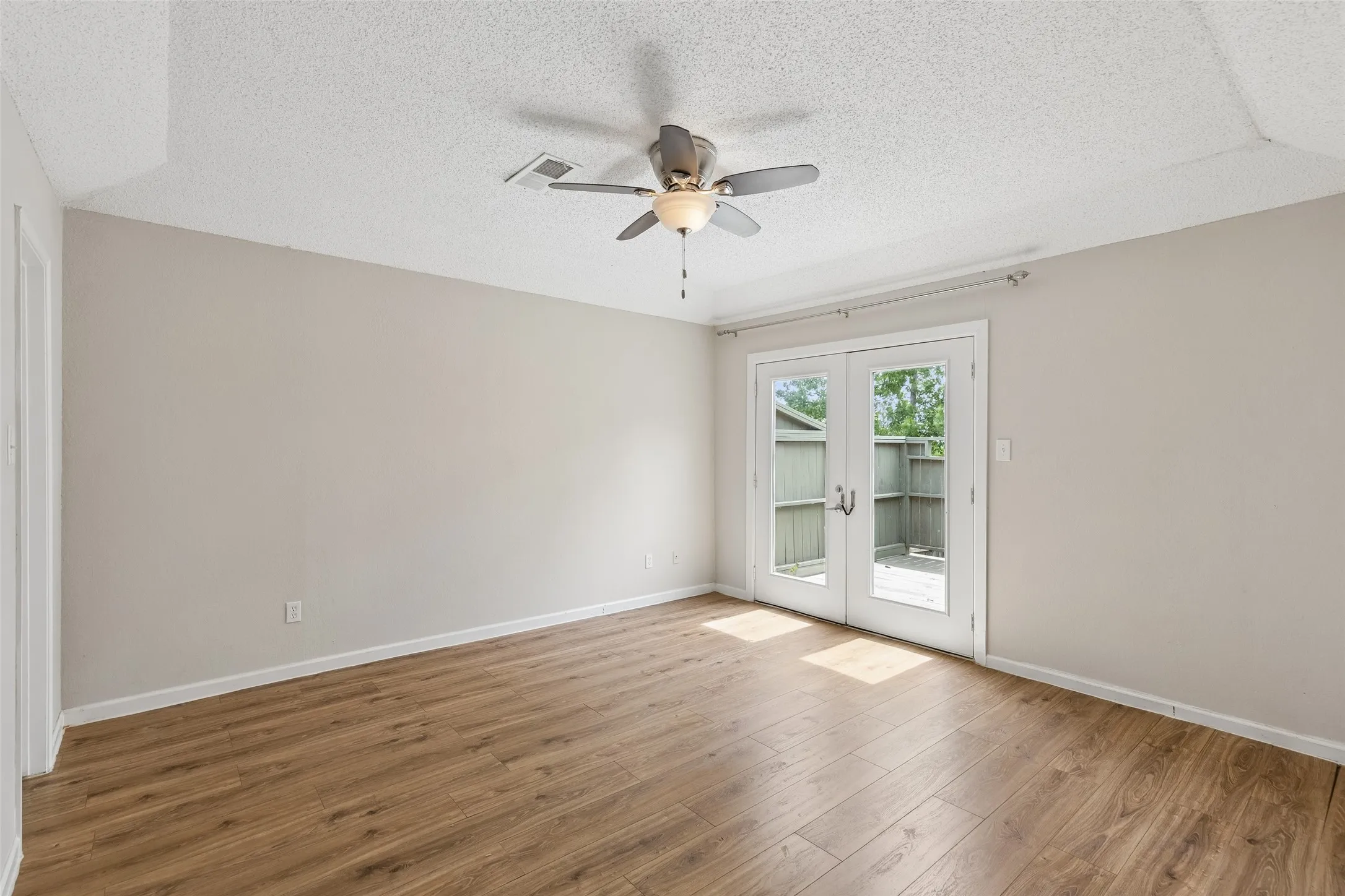 Single Family Residence For Sale in Dallas County , 801 Country Club Place, Grand Prairie, Texas 75052, 3 Bedroom, 2 Bathroom, 2 Garage spaces, 1,772 Sqft, built in 1983, mls#21257616, Real Estate Agent in Grand Prairie, Homes For Sale in Dallas county, Homes For Sale in Grand Prairie, Realtor in Grand Prairie Texas, Real Estate Brokerage Independent Realty Texas, Luminita Cordes Realtor