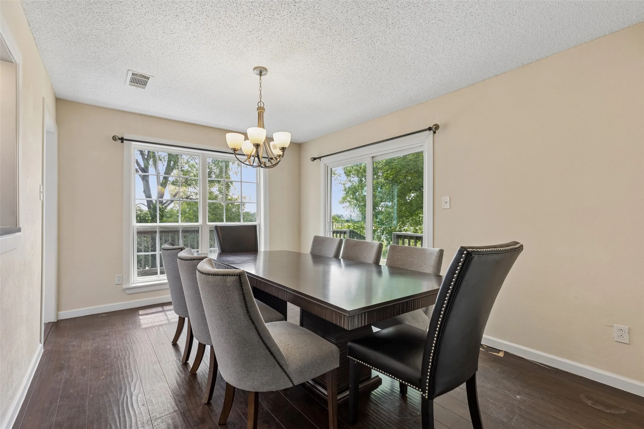 Single Family Residence For Sale in Dallas County , 801 Country Club Place, Grand Prairie, Texas 75052, 3 Bedroom, 2 Bathroom, 2 Garage spaces, 1,772 Sqft, built in 1983, mls#21257616, Real Estate Agent in Grand Prairie, Homes For Sale in Dallas county, Homes For Sale in Grand Prairie, Realtor in Grand Prairie Texas, Real Estate Brokerage Independent Realty Texas, Luminita Cordes Realtor