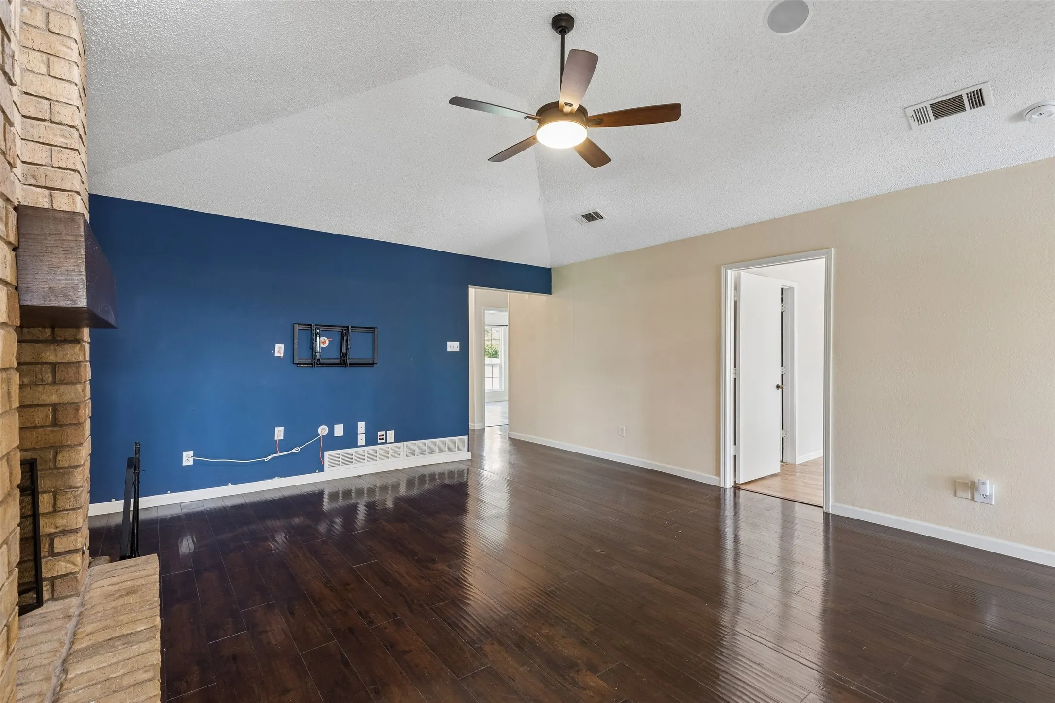 Single Family Residence For Sale in Dallas County , 801 Country Club Place, Grand Prairie, Texas 75052, 3 Bedroom, 2 Bathroom, 2 Garage spaces, 1,772 Sqft, built in 1983, mls#21257616, Real Estate Agent in Grand Prairie, Homes For Sale in Dallas county, Homes For Sale in Grand Prairie, Realtor in Grand Prairie Texas, Real Estate Brokerage Independent Realty Texas, Luminita Cordes Realtor