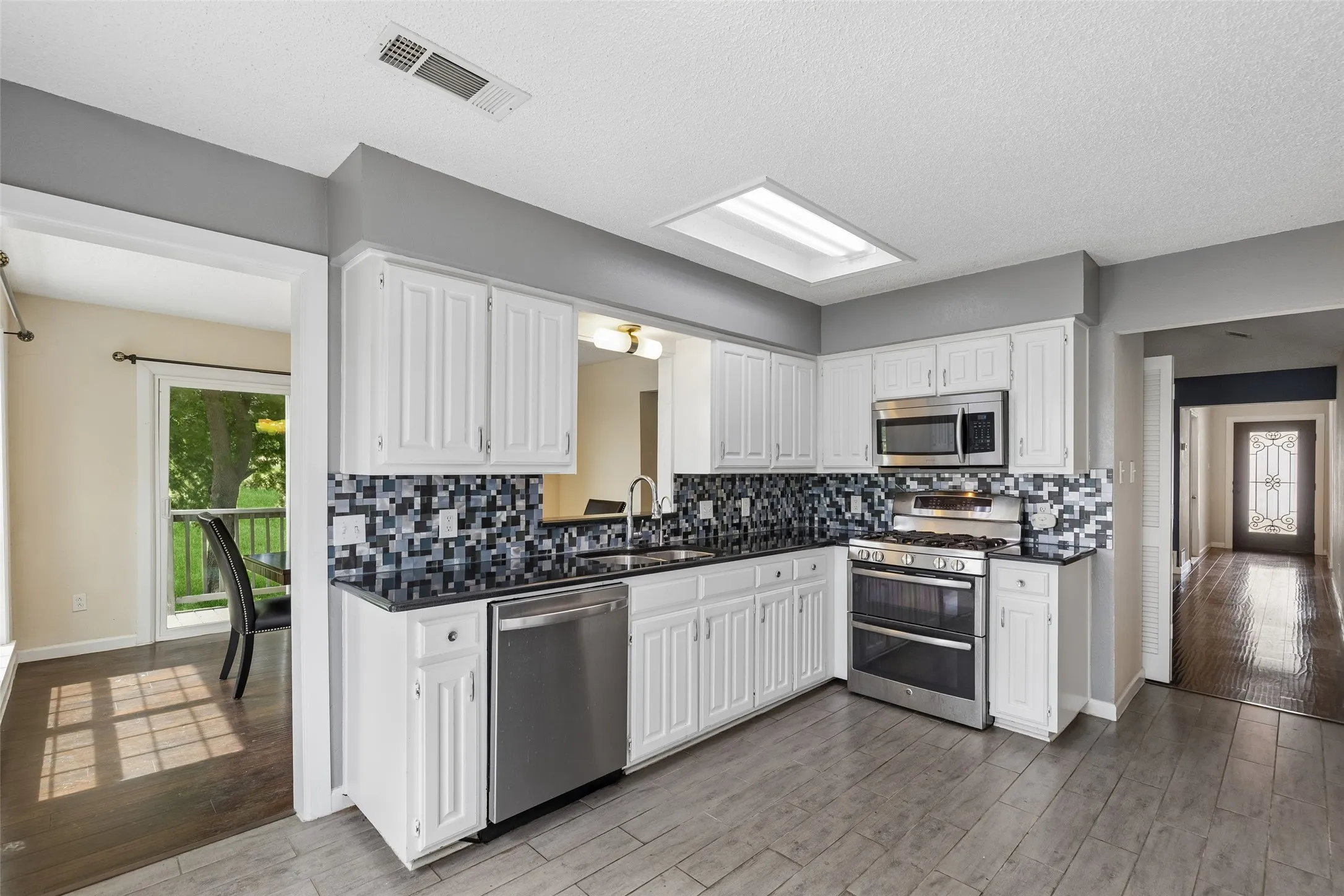 Single Family Residence For Sale in Dallas County , 801 Country Club Place, Grand Prairie, Texas 75052, 3 Bedroom, 2 Bathroom, 2 Garage spaces, 1,772 Sqft, built in 1983, mls#21257616, Real Estate Agent in Grand Prairie, Homes For Sale in Dallas county, Homes For Sale in Grand Prairie, Realtor in Grand Prairie Texas, Real Estate Brokerage Independent Realty Texas, Luminita Cordes Realtor