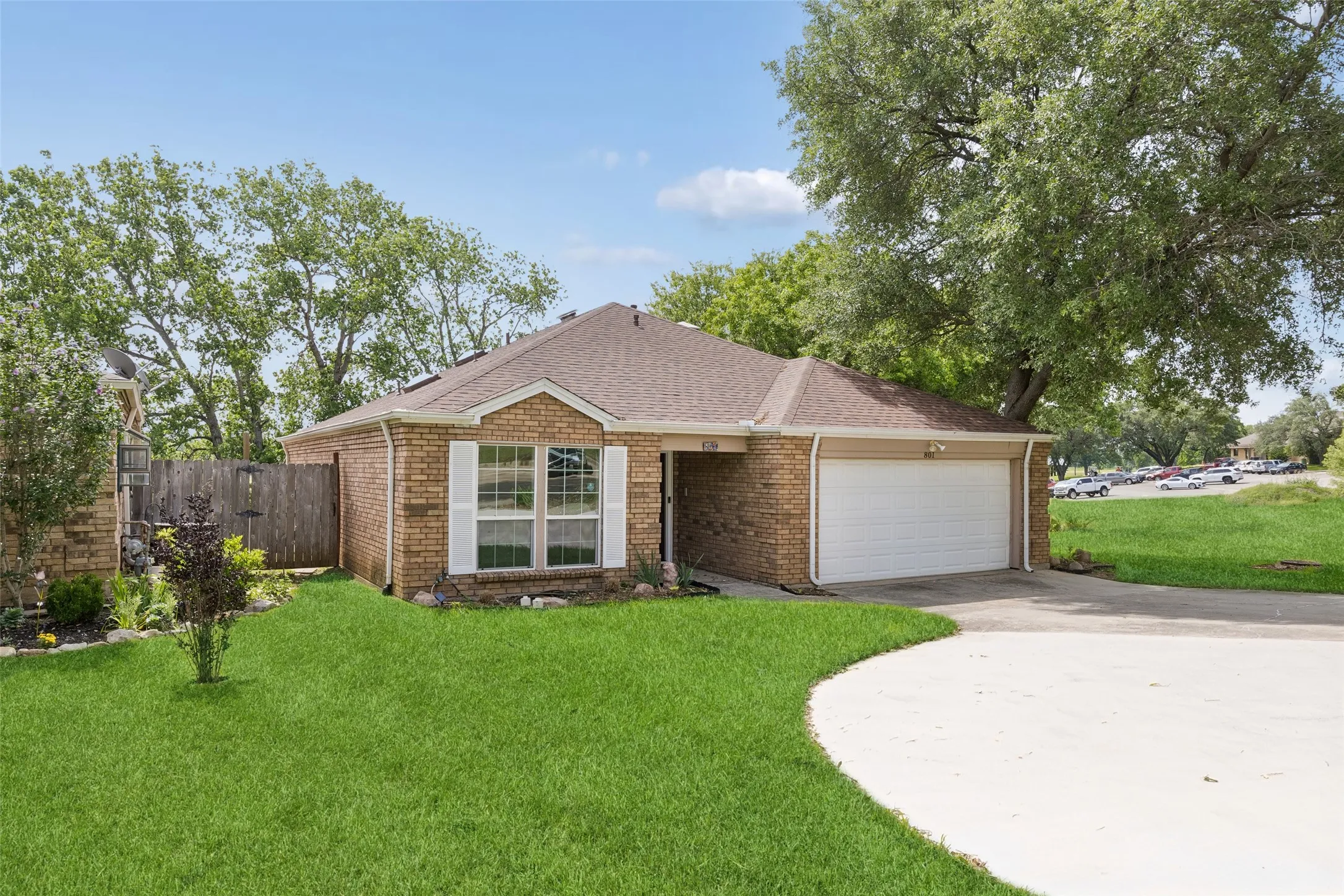 Single Family Residence For Sale in Dallas County , 801 Country Club Place, Grand Prairie, Texas 75052, 3 Bedroom, 2 Bathroom, 2 Garage spaces, 1,772 Sqft, built in 1983, mls#21257616, Real Estate Agent in Grand Prairie, Homes For Sale in Dallas county, Homes For Sale in Grand Prairie, Realtor in Grand Prairie Texas, Real Estate Brokerage Independent Realty Texas, Luminita Cordes Realtor