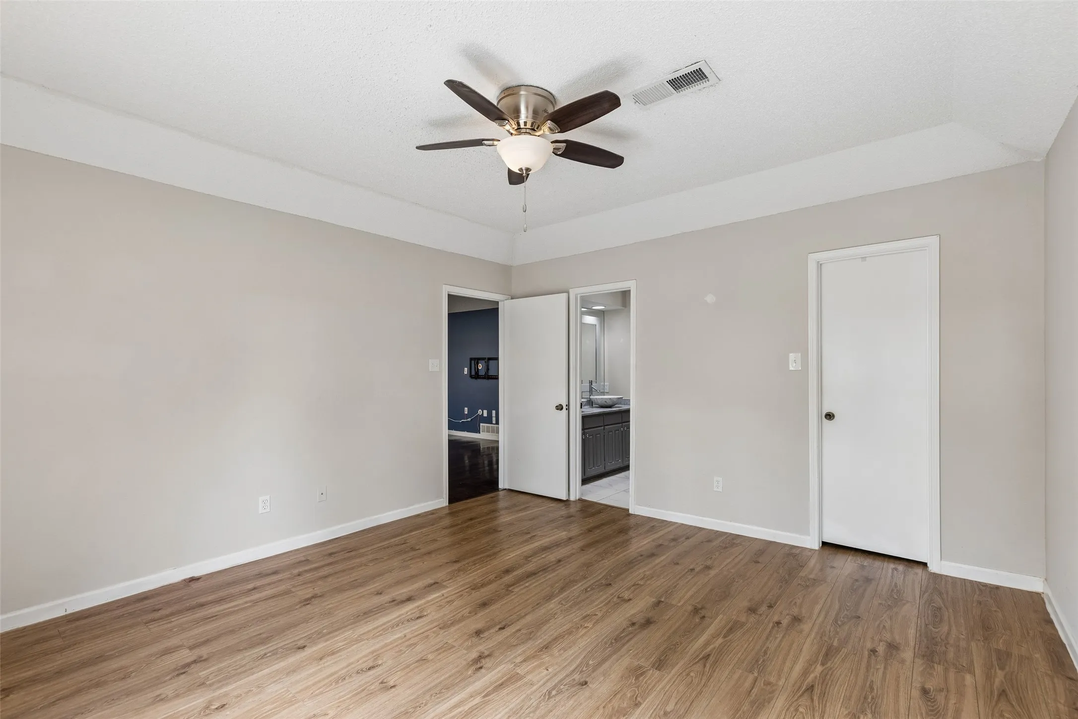 Single Family Residence For Sale in Dallas County , 801 Country Club Place, Grand Prairie, Texas 75052, 3 Bedroom, 2 Bathroom, 2 Garage spaces, 1,772 Sqft, built in 1983, mls#21257616, Real Estate Agent in Grand Prairie, Homes For Sale in Dallas county, Homes For Sale in Grand Prairie, Realtor in Grand Prairie Texas, Real Estate Brokerage Independent Realty Texas, Luminita Cordes Realtor