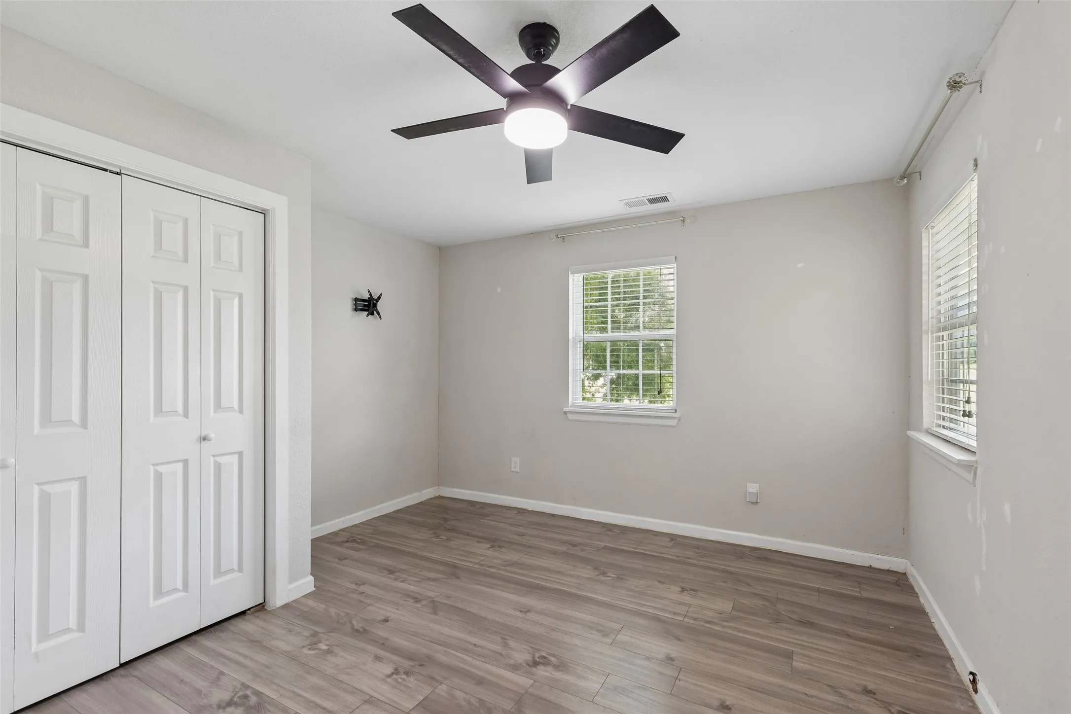 Single Family Residence For Sale in Dallas County , 801 Country Club Place, Grand Prairie, Texas 75052, 3 Bedroom, 2 Bathroom, 2 Garage spaces, 1,772 Sqft, built in 1983, mls#21257616, Real Estate Agent in Grand Prairie, Homes For Sale in Dallas county, Homes For Sale in Grand Prairie, Realtor in Grand Prairie Texas, Real Estate Brokerage Independent Realty Texas, Luminita Cordes Realtor