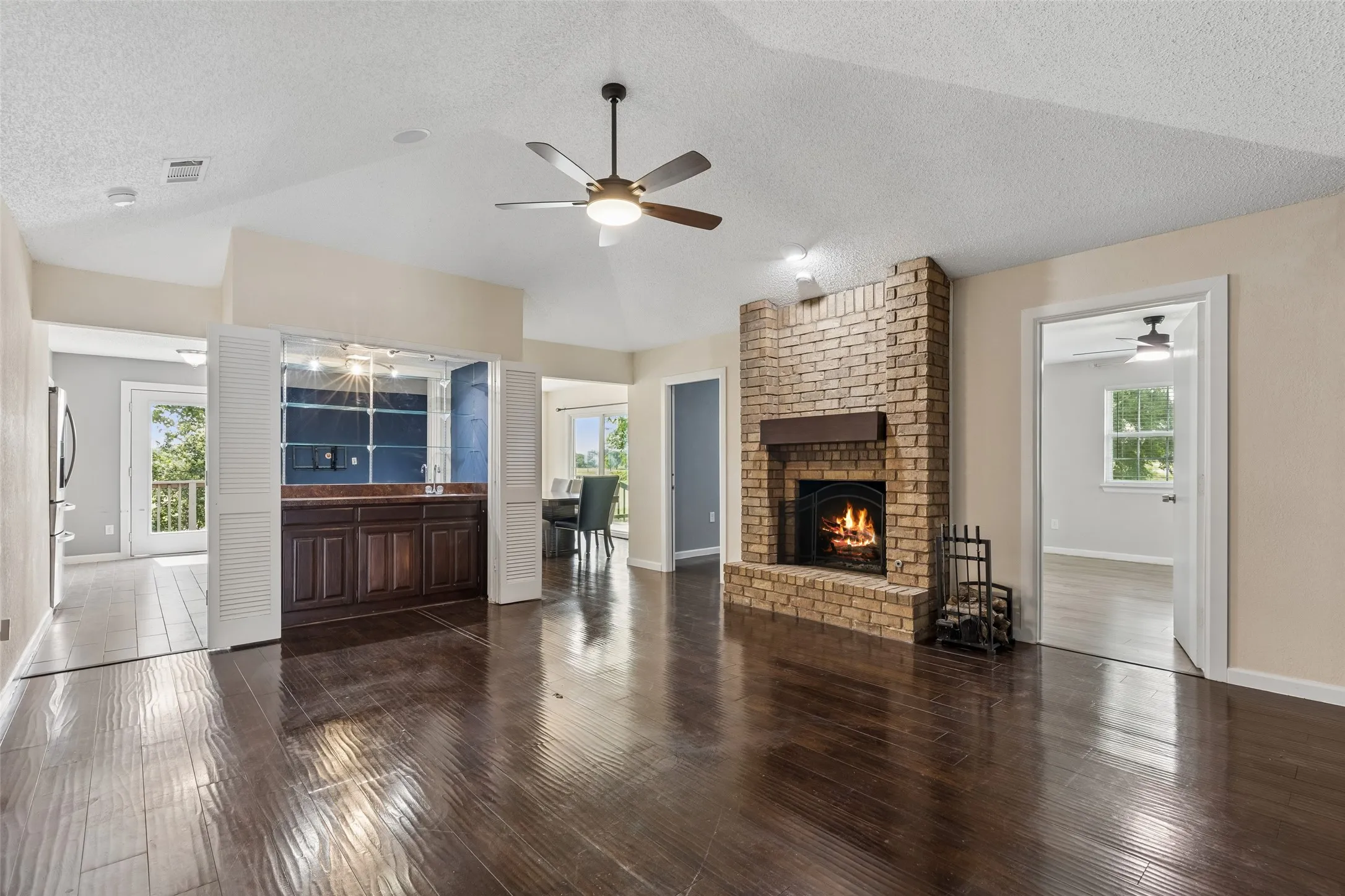 Single Family Residence For Sale in Dallas County , 801 Country Club Place, Grand Prairie, Texas 75052, 3 Bedroom, 2 Bathroom, 2 Garage spaces, 1,772 Sqft, built in 1983, mls#21257616, Real Estate Agent in Grand Prairie, Homes For Sale in Dallas county, Homes For Sale in Grand Prairie, Realtor in Grand Prairie Texas, Real Estate Brokerage Independent Realty Texas, Luminita Cordes Realtor
