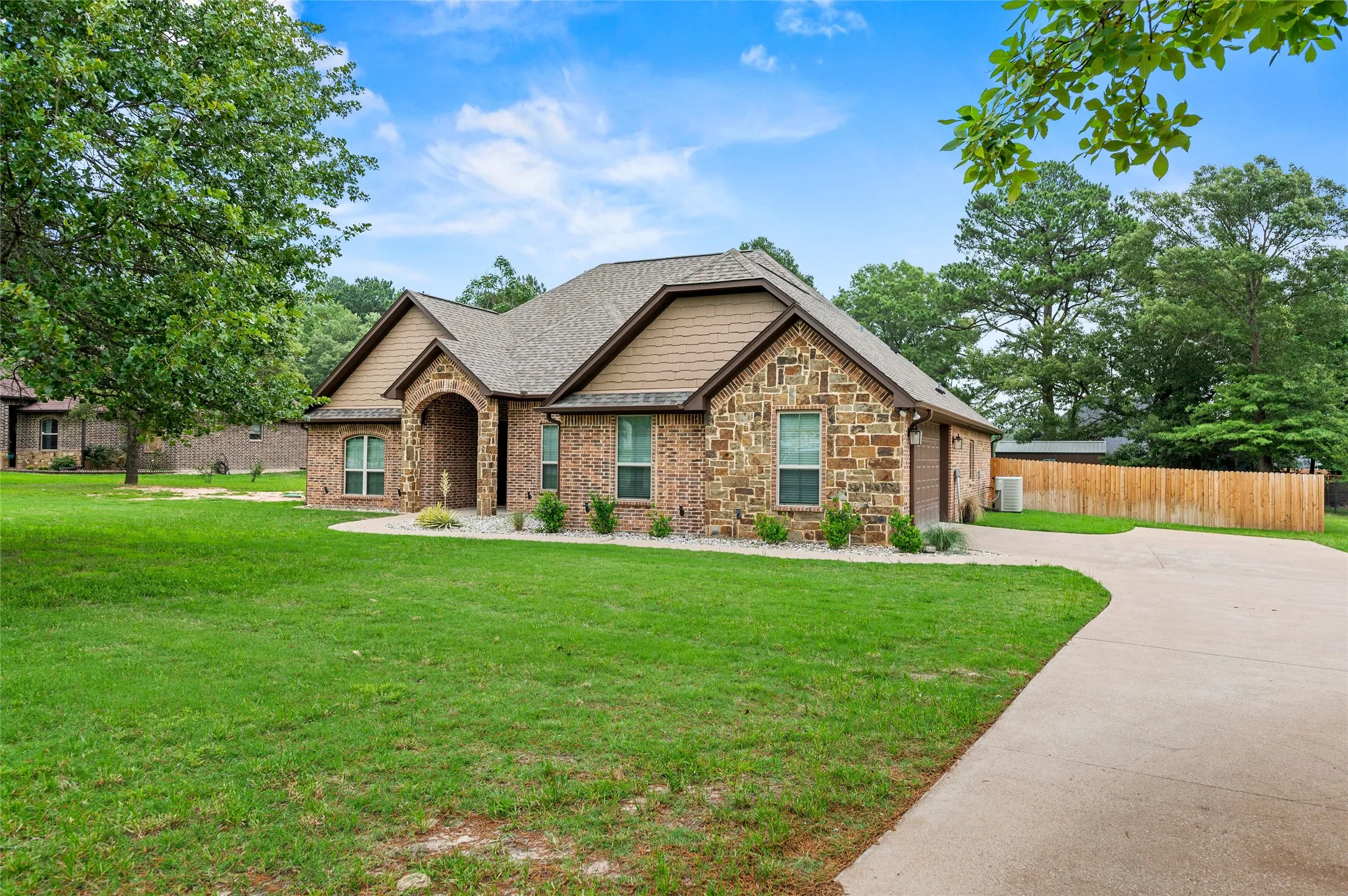 Single Family Residence For Sale in Wood County , 189 County Road 2321, Mineola, Texas 75773, 4 Bedrooms, 2 Bathrooms, 2 Garage spaces, 2,300 Sqft, built in 2015, Price $460,000, mls#21256521, Real Estate Agent in Mineola, Homes For Sale in Wood county, Homes For Sale in Mineola, Realtor in Mineola Texas, Real Estate Brokerage Independent Realty Texas, Luminita Cordes Realtor