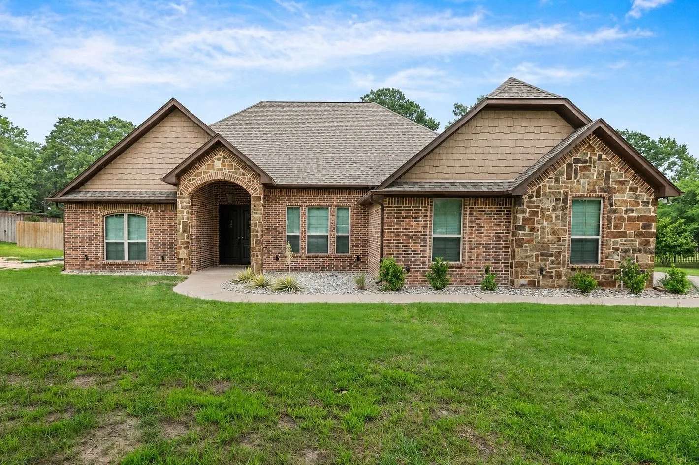 Single Family Residence For Sale in Wood County , 189 County Road 2321, Mineola, Texas 75773, 4 Bedrooms, 2 Bathrooms, 2 Garage spaces, 2,300 Sqft, built in 2015, Price $460,000, mls#21256521, Real Estate Agent in Mineola, Homes For Sale in Wood county, Homes For Sale in Mineola, Realtor in Mineola Texas, Real Estate Brokerage Independent Realty Texas, Luminita Cordes Realtor