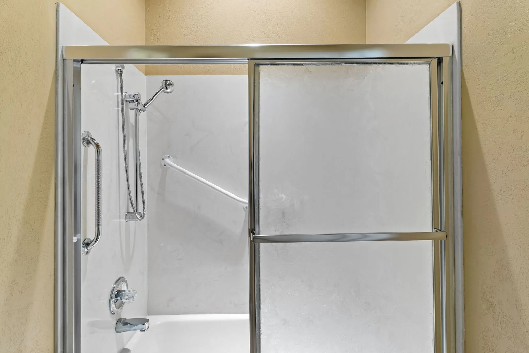 Jack-n-Jill Bathroom between Guest Bedroom 1 & 2