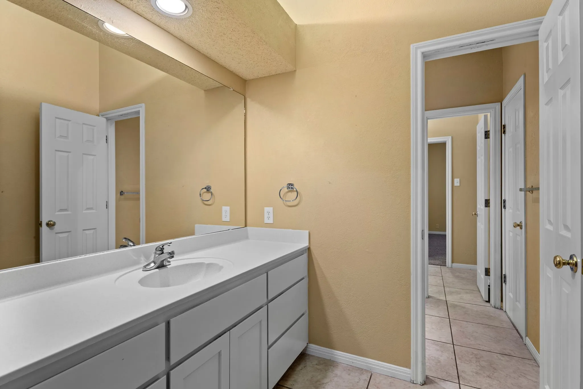 Jack-n-Jill Bathroom between Guest Bedroom 1 & 2