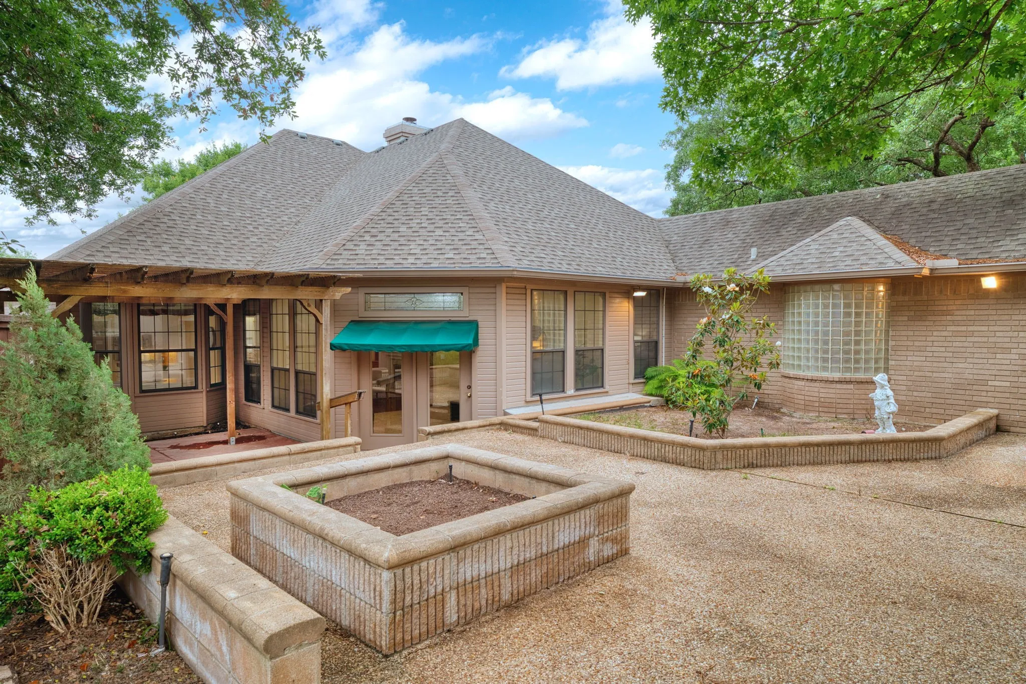 Single Family Residence For Sale in Mc Lennan County , 80 Sugar Creek Place, Woodway, Texas 76712, 3 Bedroom, 3 Bathroom, 2 Garage spaces, 2,816 Sqft, built in 1990, mls#21256517, Real Estate Agent in Woodway, Homes For Sale in Mc Lennan county, Homes For Sale in Woodway, Realtor in Woodway Texas, Real Estate Brokerage Independent Realty Texas, Luminita Cordes Realtor
