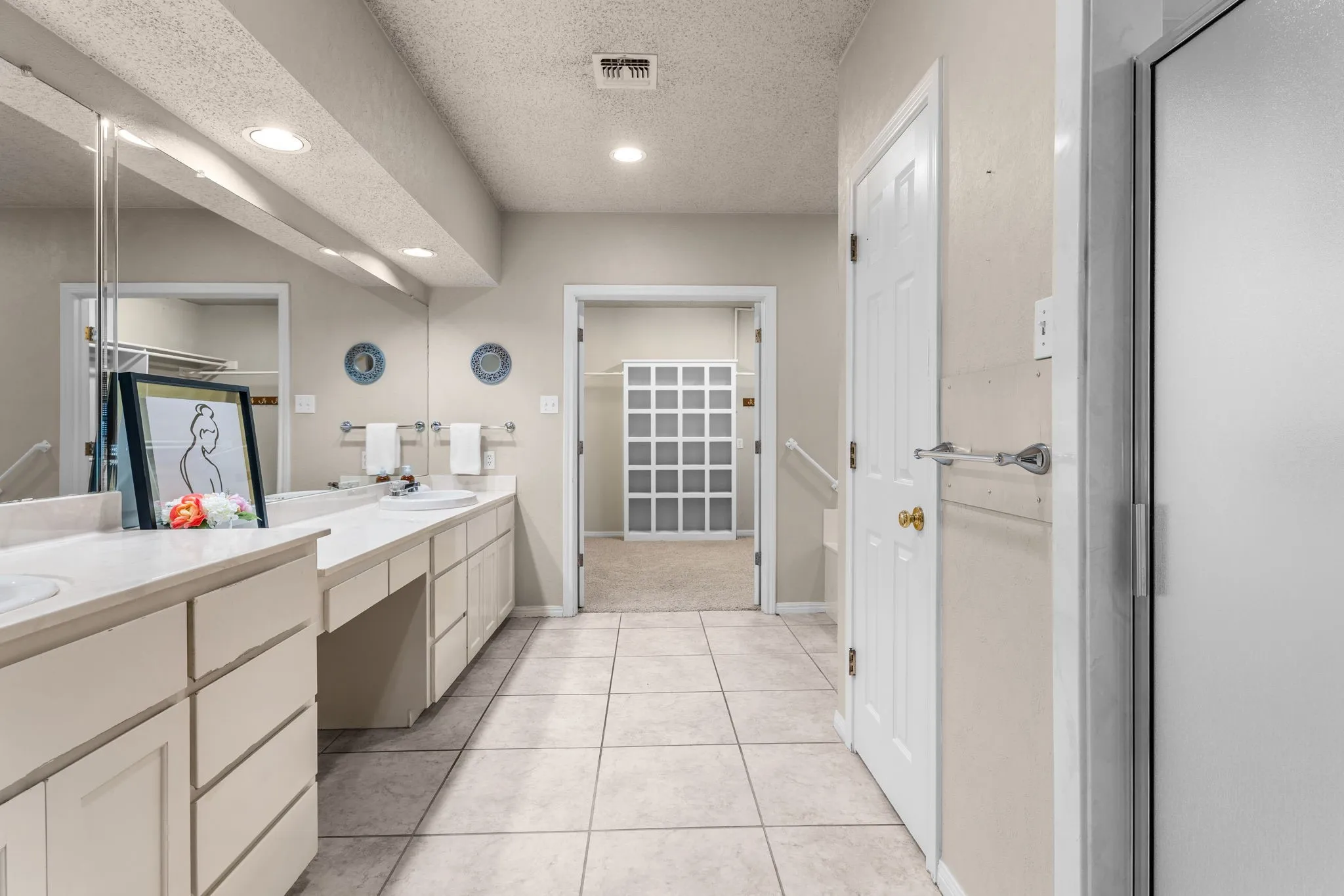 Dual Vanities, Separate Shower, Separate Tub