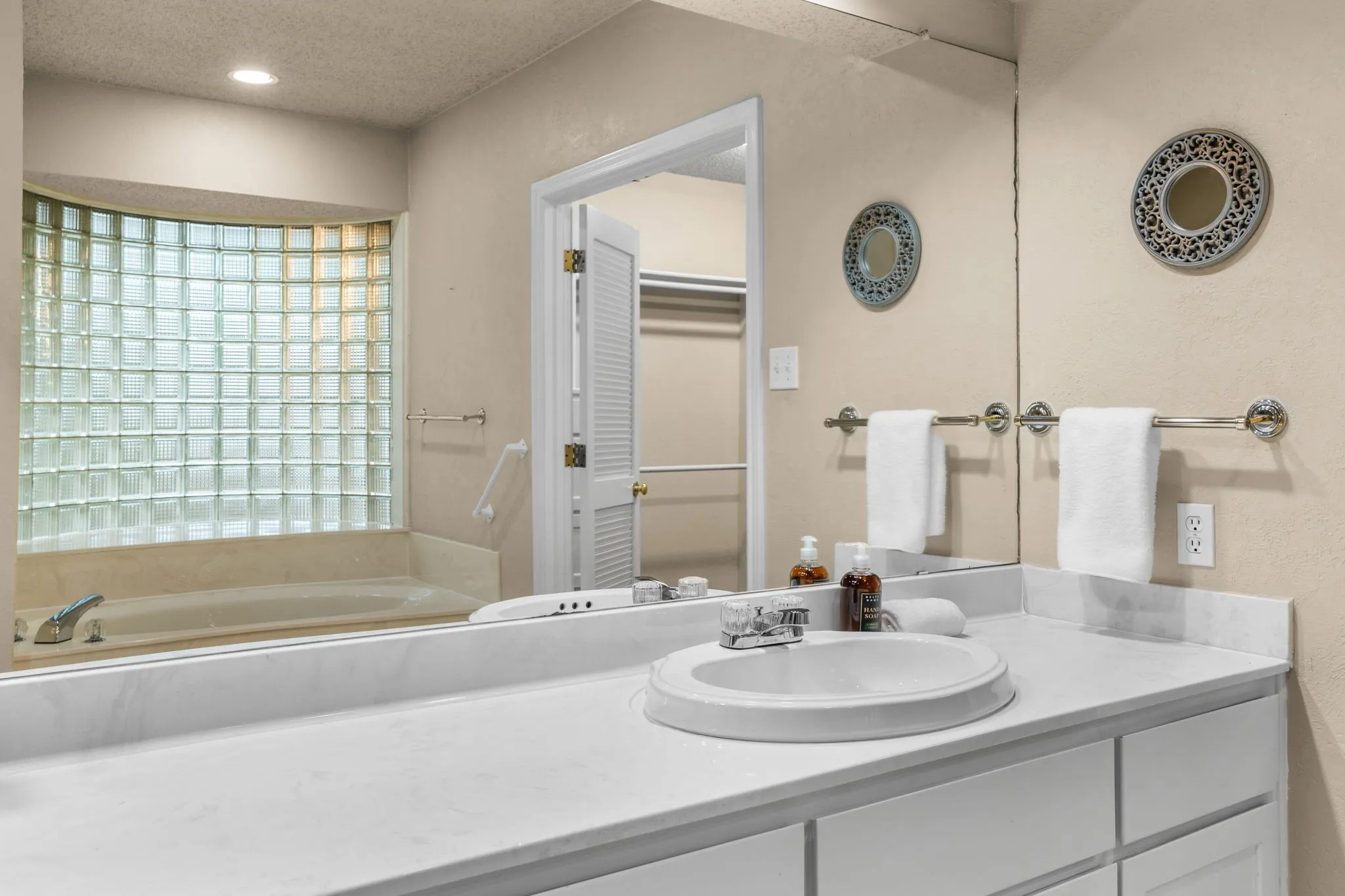 Single Family Residence For Sale in Mc Lennan County , 80 Sugar Creek Place, Woodway, Texas 76712, 3 Bedroom, 3 Bathroom, 2 Garage spaces, 2,816 Sqft, built in 1990, mls#21256517, Real Estate Agent in Woodway, Homes For Sale in Mc Lennan county, Homes For Sale in Woodway, Realtor in Woodway Texas, Real Estate Brokerage Independent Realty Texas, Luminita Cordes Realtor
