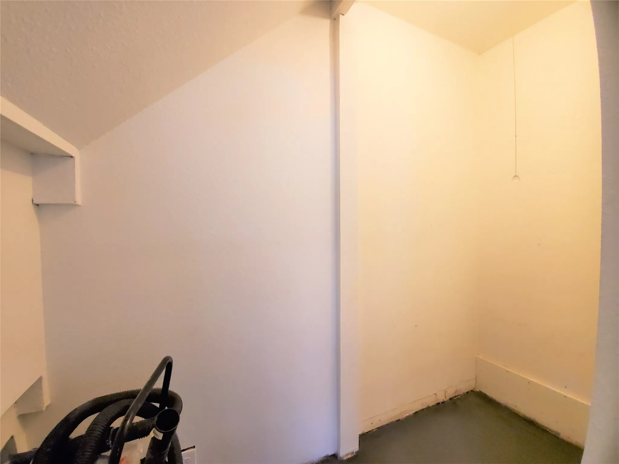 Single Family Residence For Rent in Denton County , 2223 N Locust Street, Denton, Texas 76209, 4 Bedroom, 4 Bathroom, Garage spaces, 2,244 Sqft, built in 1965, Preowned, mls#21257635, Real Estate Agent in Denton, Homes For Rent in Denton county, Homes For Rent in Denton, Realtor in Denton Texas, Real Estate Brokerage Independent Realty Texas, Luminita Cordes Realtor
