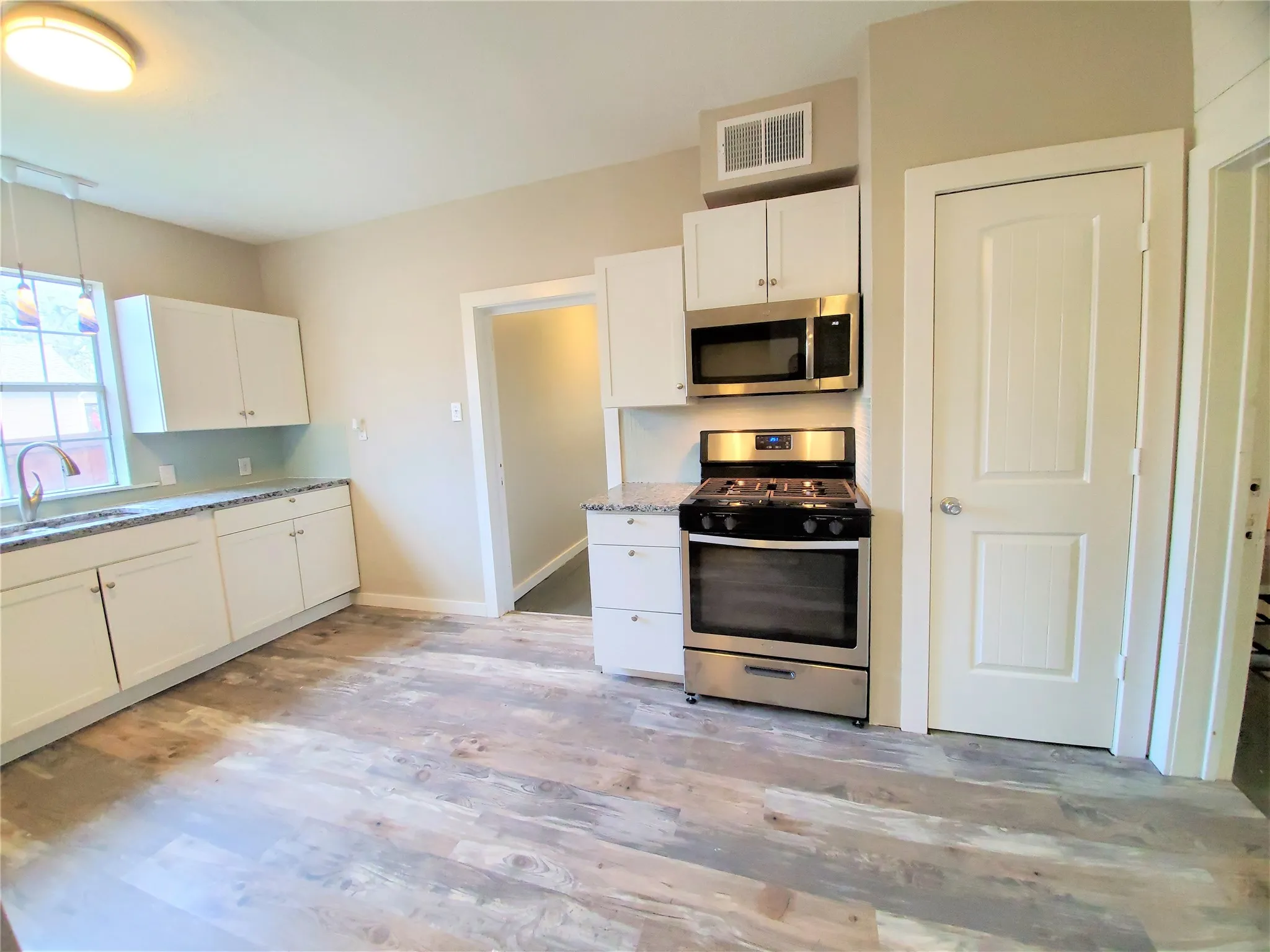 Single Family Residence For Rent in Denton County , 2223 N Locust Street, Denton, Texas 76209, 4 Bedroom, 4 Bathroom, Garage spaces, 2,244 Sqft, built in 1965, Preowned, mls#21257635, Real Estate Agent in Denton, Homes For Rent in Denton county, Homes For Rent in Denton, Realtor in Denton Texas, Real Estate Brokerage Independent Realty Texas, Luminita Cordes Realtor
