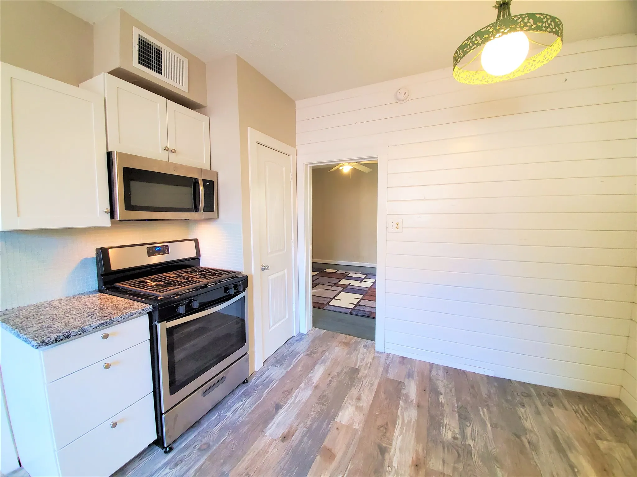 Single Family Residence For Rent in Denton County , 2223 N Locust Street, Denton, Texas 76209, 4 Bedroom, 4 Bathroom, Garage spaces, 2,244 Sqft, built in 1965, Preowned, mls#21257635, Real Estate Agent in Denton, Homes For Rent in Denton county, Homes For Rent in Denton, Realtor in Denton Texas, Real Estate Brokerage Independent Realty Texas, Luminita Cordes Realtor