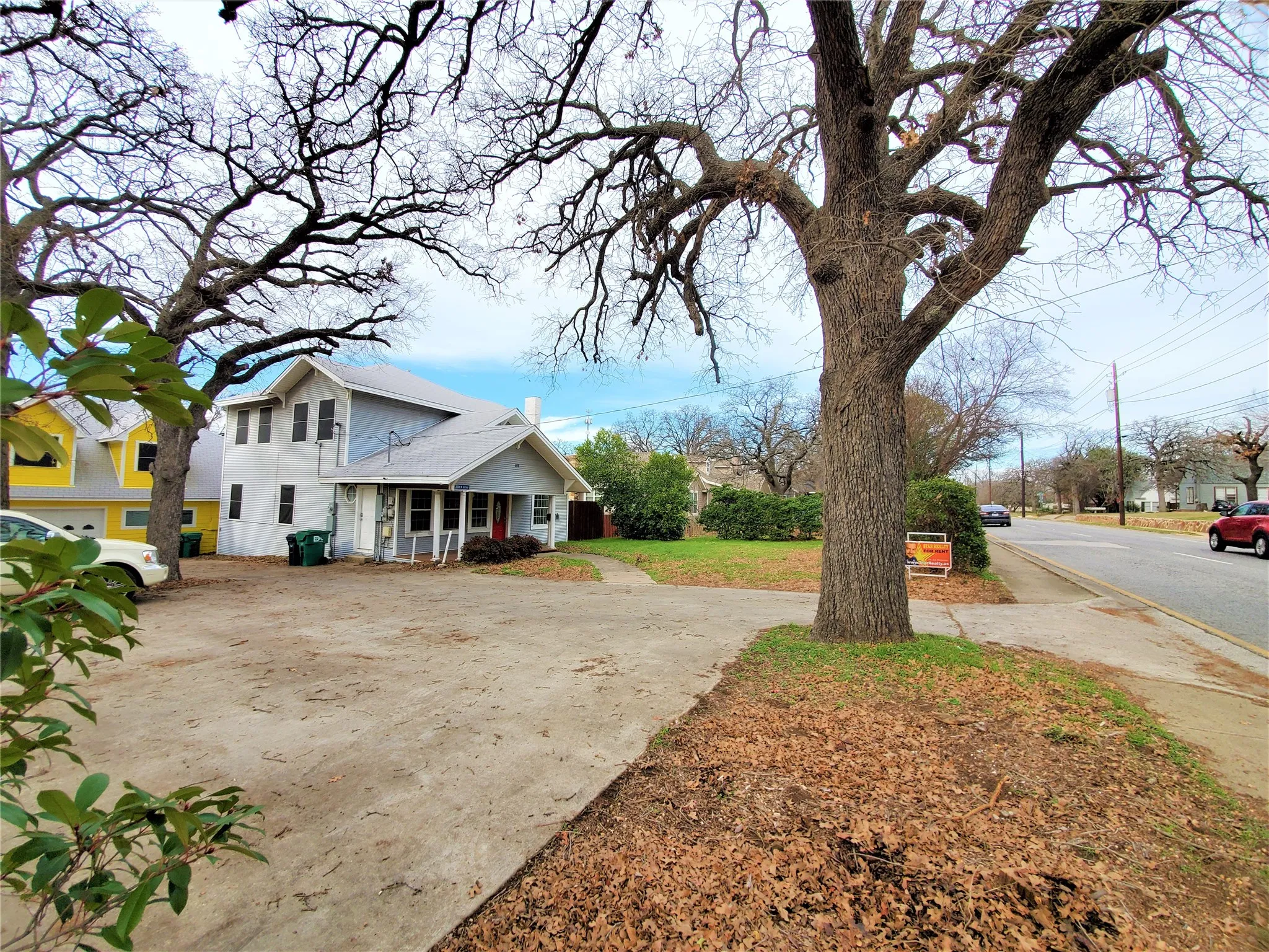 Single Family Residence For Rent in Denton County , 2223 N Locust Street, Denton, Texas 76209, 4 Bedroom, 4 Bathroom, Garage spaces, 2,244 Sqft, built in 1965, Preowned, mls#21257635, Real Estate Agent in Denton, Homes For Rent in Denton county, Homes For Rent in Denton, Realtor in Denton Texas, Real Estate Brokerage Independent Realty Texas, Luminita Cordes Realtor