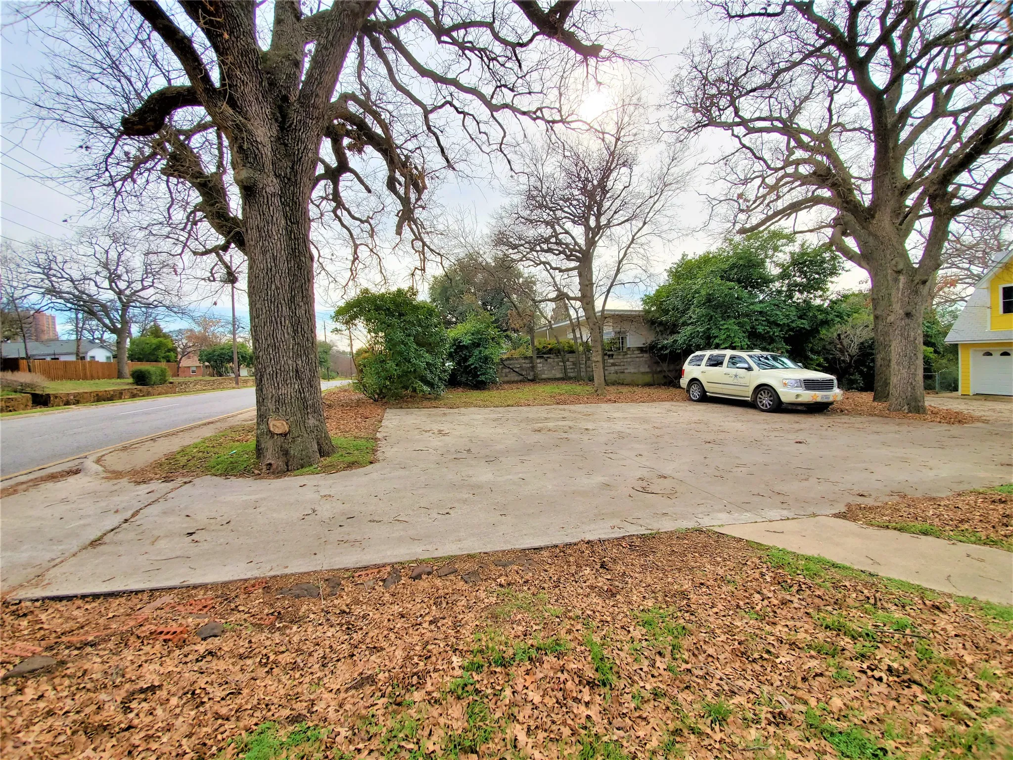Single Family Residence For Rent in Denton County , 2223 N Locust Street, Denton, Texas 76209, 4 Bedroom, 4 Bathroom, Garage spaces, 2,244 Sqft, built in 1965, Preowned, mls#21257635, Real Estate Agent in Denton, Homes For Rent in Denton county, Homes For Rent in Denton, Realtor in Denton Texas, Real Estate Brokerage Independent Realty Texas, Luminita Cordes Realtor