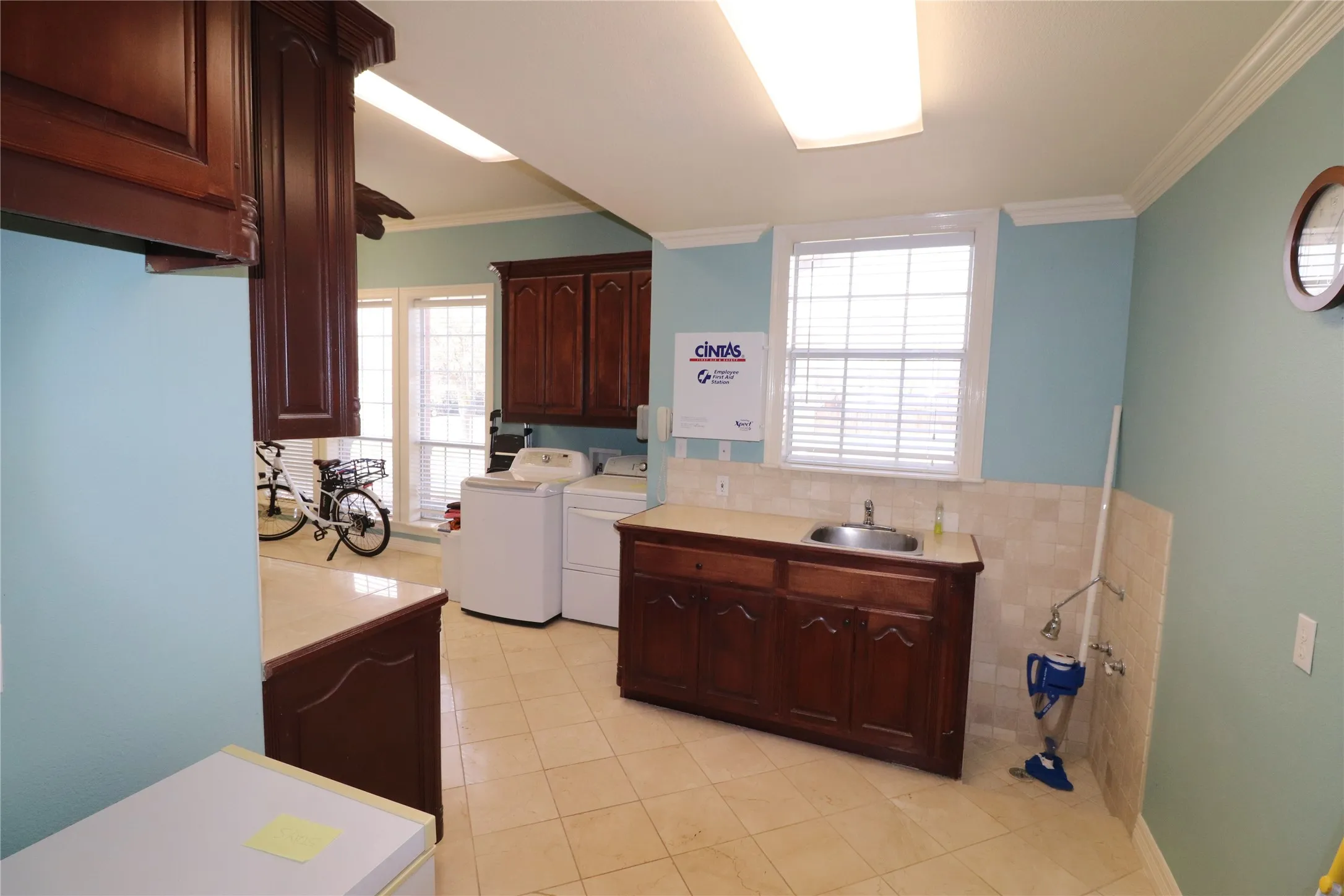 Single Family Residence For Sale in Clay County , 505 Country Club Drive, Henrietta, Texas 76365, 4 Bedrooms, 3 Bathrooms, 2 Garage spaces, 3,566 Sqft, built in 1998, Price $655,500, mls#21257642, Real Estate Agent in Henrietta, Homes For Sale in Clay county, Homes For Sale in Henrietta, Realtor in Henrietta Texas, Real Estate Brokerage Independent Realty Texas, Luminita Cordes Realtor
