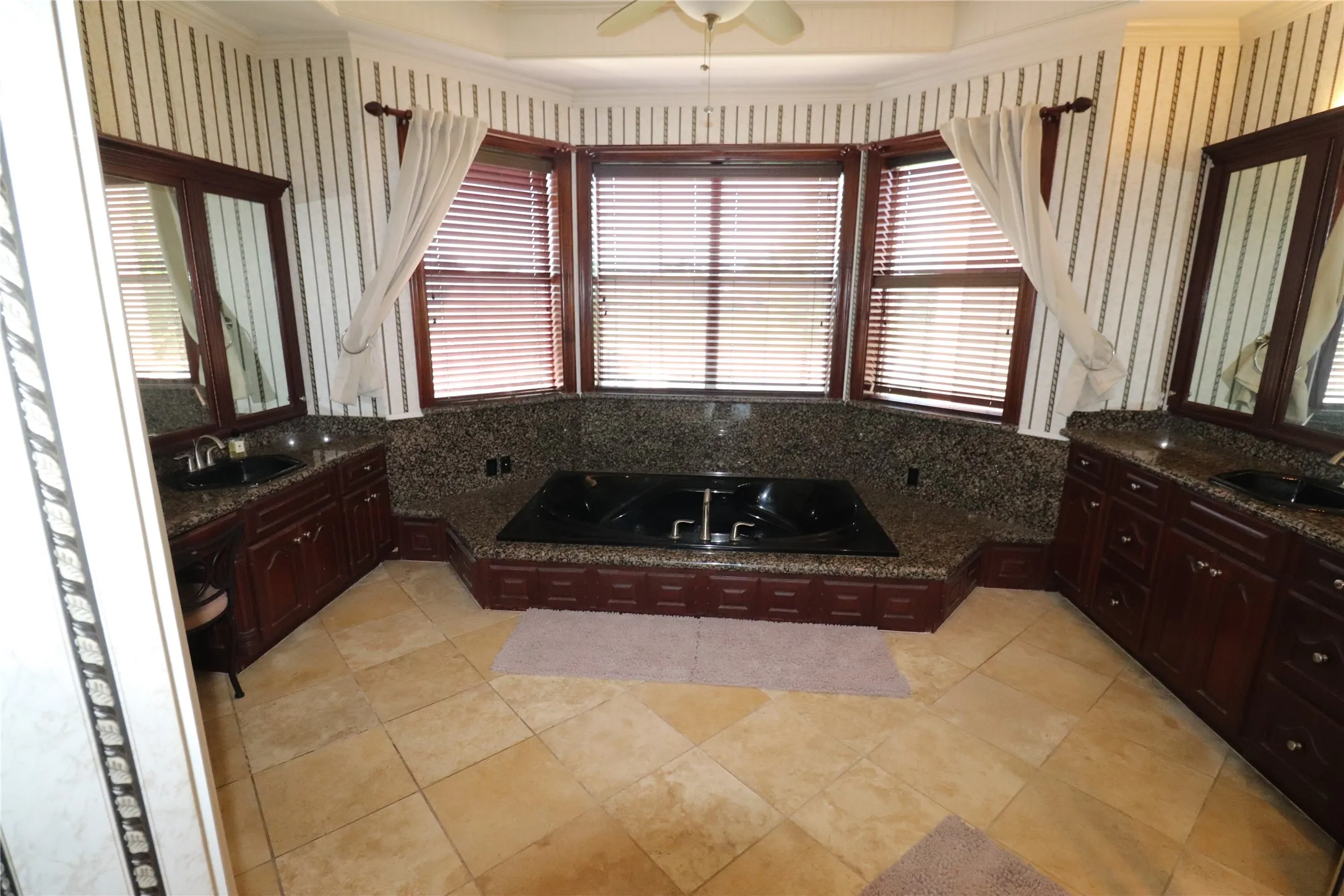 Single Family Residence For Sale in Clay County , 505 Country Club Drive, Henrietta, Texas 76365, 4 Bedrooms, 3 Bathrooms, 2 Garage spaces, 3,566 Sqft, built in 1998, Price $655,500, mls#21257642, Real Estate Agent in Henrietta, Homes For Sale in Clay county, Homes For Sale in Henrietta, Realtor in Henrietta Texas, Real Estate Brokerage Independent Realty Texas, Luminita Cordes Realtor