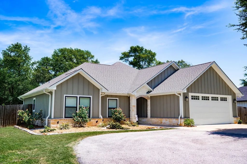 Single Family Residence For Sale in Henderson County , 6371 Mill Run Road, Athens, Texas 75751, 4 Bedroom, 2 Bathroom, 2 Garage spaces, 1,763 Sqft, built in 2021, mls#21244149, Real Estate Agent in Athens, Homes For Sale in Henderson county, Homes For Sale in Athens, Realtor in Athens Texas, Real Estate Brokerage Independent Realty Texas, Luminita Cordes Realtor