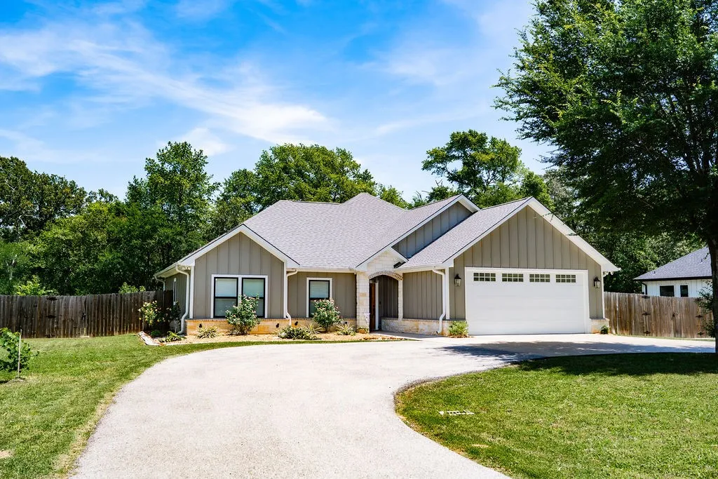 Single Family Residence For Sale in Henderson County , 6371 Mill Run Road, Athens, Texas 75751, 4 Bedroom, 2 Bathroom, 2 Garage spaces, 1,763 Sqft, built in 2021, mls#21244149, Real Estate Agent in Athens, Homes For Sale in Henderson county, Homes For Sale in Athens, Realtor in Athens Texas, Real Estate Brokerage Independent Realty Texas, Luminita Cordes Realtor