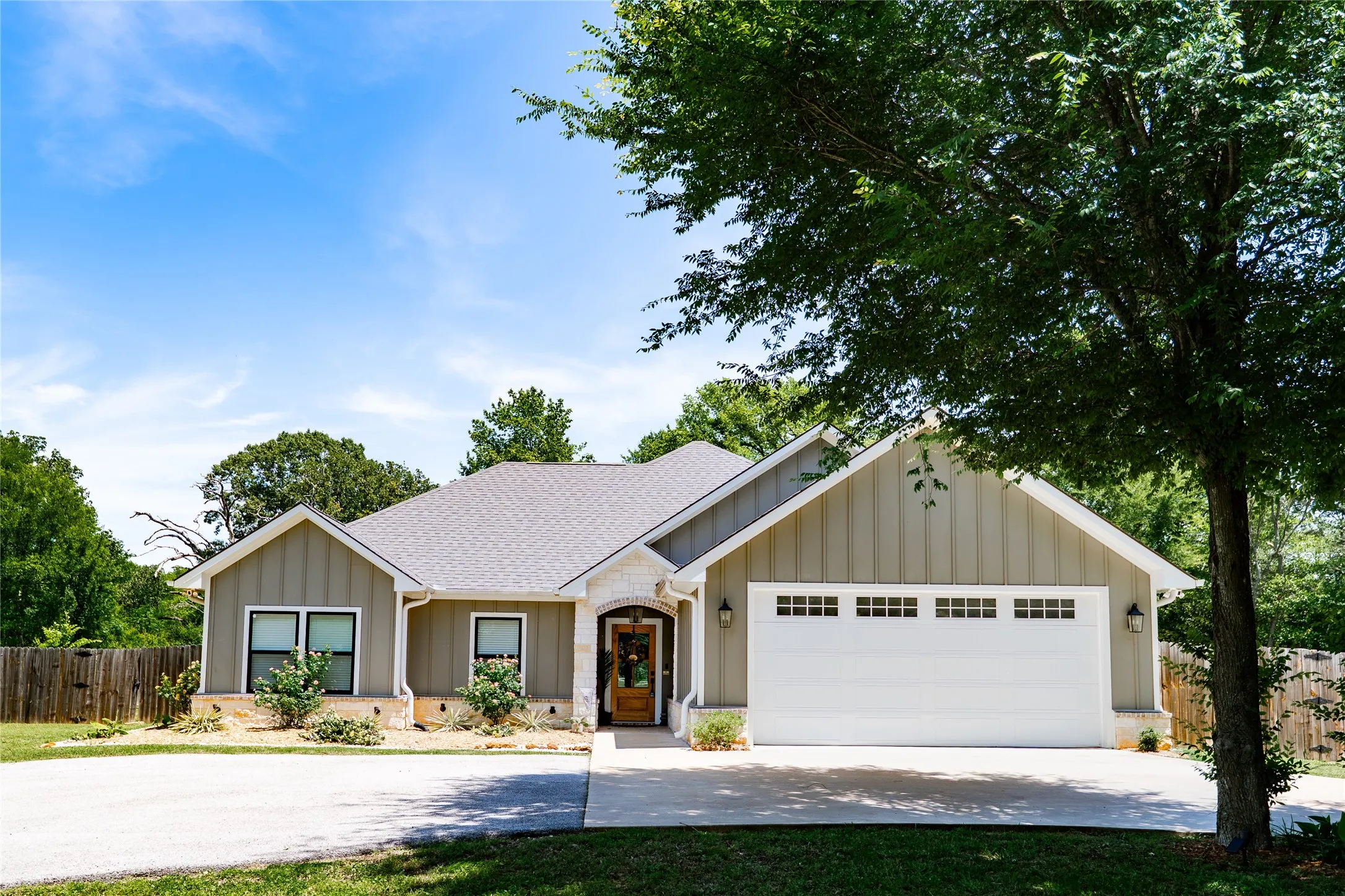 Single Family Residence For Sale in Henderson County , 6371 Mill Run Road, Athens, Texas 75751, 4 Bedroom, 2 Bathroom, 2 Garage spaces, 1,763 Sqft, built in 2021, mls#21244149, Real Estate Agent in Athens, Homes For Sale in Henderson county, Homes For Sale in Athens, Realtor in Athens Texas, Real Estate Brokerage Independent Realty Texas, Luminita Cordes Realtor