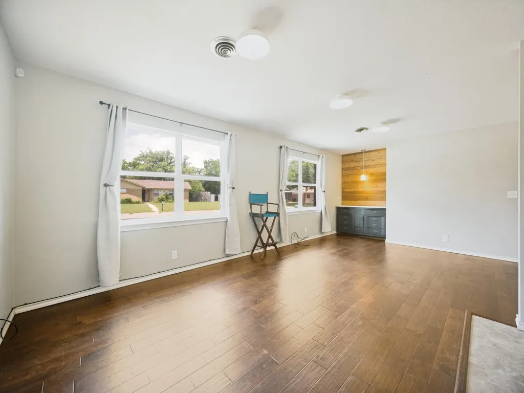 Single Family Residence For Sale in Denton County , 1825 Emery Street, Denton, Texas 76201, 3 Bedroom, 2 Bathroom, 2 Garage spaces, 1,622 Sqft, built in 1964, Price $312,000, mls#21244516, Real Estate Agent in Denton, Homes For Sale in Denton county, Homes For Sale in Denton, Realtor in Denton Texas, Real Estate Brokerage Independent Realty Texas, Luminita Cordes Realtor
