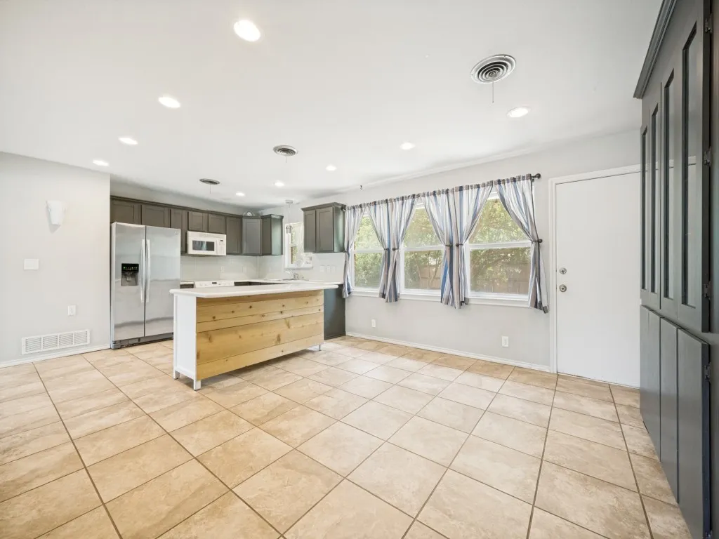 Single Family Residence For Sale in Denton County , 1825 Emery Street, Denton, Texas 76201, 3 Bedroom, 2 Bathroom, 2 Garage spaces, 1,622 Sqft, built in 1964, Price $312,000, mls#21244516, Real Estate Agent in Denton, Homes For Sale in Denton county, Homes For Sale in Denton, Realtor in Denton Texas, Real Estate Brokerage Independent Realty Texas, Luminita Cordes Realtor