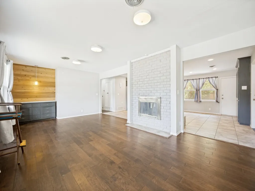 Single Family Residence For Sale in Denton County , 1825 Emery Street, Denton, Texas 76201, 3 Bedroom, 2 Bathroom, 2 Garage spaces, 1,622 Sqft, built in 1964, Price $312,000, mls#21244516, Real Estate Agent in Denton, Homes For Sale in Denton county, Homes For Sale in Denton, Realtor in Denton Texas, Real Estate Brokerage Independent Realty Texas, Luminita Cordes Realtor