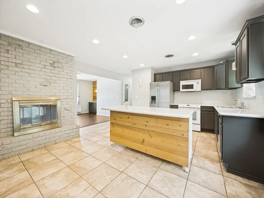 Single Family Residence For Sale in Denton County , 1825 Emery Street, Denton, Texas 76201, 3 Bedroom, 2 Bathroom, 2 Garage spaces, 1,622 Sqft, built in 1964, Price $312,000, mls#21244516, Real Estate Agent in Denton, Homes For Sale in Denton county, Homes For Sale in Denton, Realtor in Denton Texas, Real Estate Brokerage Independent Realty Texas, Luminita Cordes Realtor