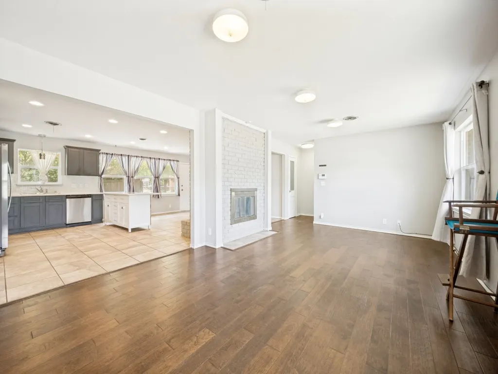 Single Family Residence For Sale in Denton County , 1825 Emery Street, Denton, Texas 76201, 3 Bedroom, 2 Bathroom, 2 Garage spaces, 1,622 Sqft, built in 1964, Price $312,000, mls#21244516, Real Estate Agent in Denton, Homes For Sale in Denton county, Homes For Sale in Denton, Realtor in Denton Texas, Real Estate Brokerage Independent Realty Texas, Luminita Cordes Realtor
