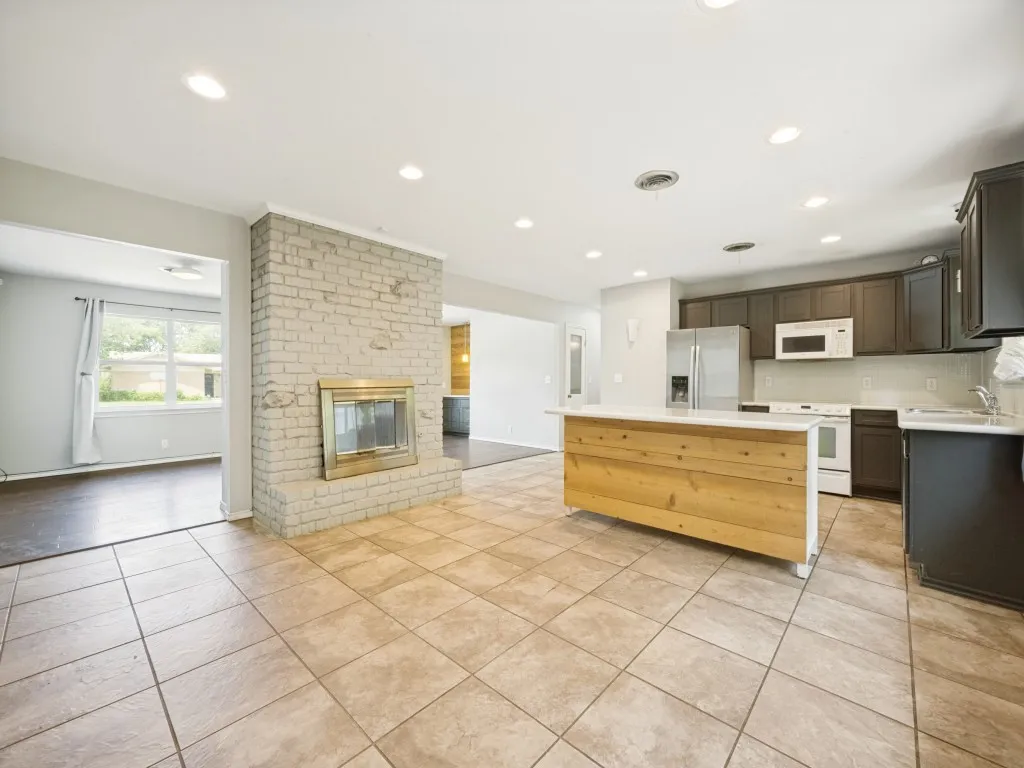 Single Family Residence For Sale in Denton County , 1825 Emery Street, Denton, Texas 76201, 3 Bedroom, 2 Bathroom, 2 Garage spaces, 1,622 Sqft, built in 1964, Price $312,000, mls#21244516, Real Estate Agent in Denton, Homes For Sale in Denton county, Homes For Sale in Denton, Realtor in Denton Texas, Real Estate Brokerage Independent Realty Texas, Luminita Cordes Realtor