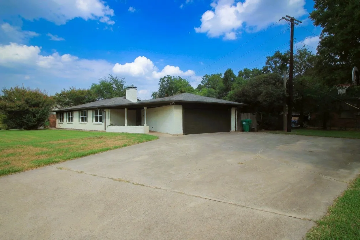 Single Family Residence For Sale in Denton County , 1825 Emery Street, Denton, Texas 76201, 3 Bedroom, 2 Bathroom, 2 Garage spaces, 1,622 Sqft, built in 1964, Price $312,000, mls#21244516, Real Estate Agent in Denton, Homes For Sale in Denton county, Homes For Sale in Denton, Realtor in Denton Texas, Real Estate Brokerage Independent Realty Texas, Luminita Cordes Realtor