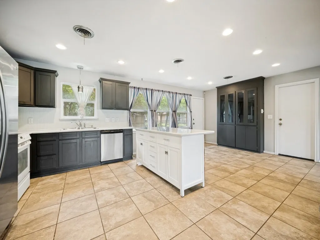 Single Family Residence For Sale in Denton County , 1825 Emery Street, Denton, Texas 76201, 3 Bedroom, 2 Bathroom, 2 Garage spaces, 1,622 Sqft, built in 1964, Price $312,000, mls#21244516, Real Estate Agent in Denton, Homes For Sale in Denton county, Homes For Sale in Denton, Realtor in Denton Texas, Real Estate Brokerage Independent Realty Texas, Luminita Cordes Realtor