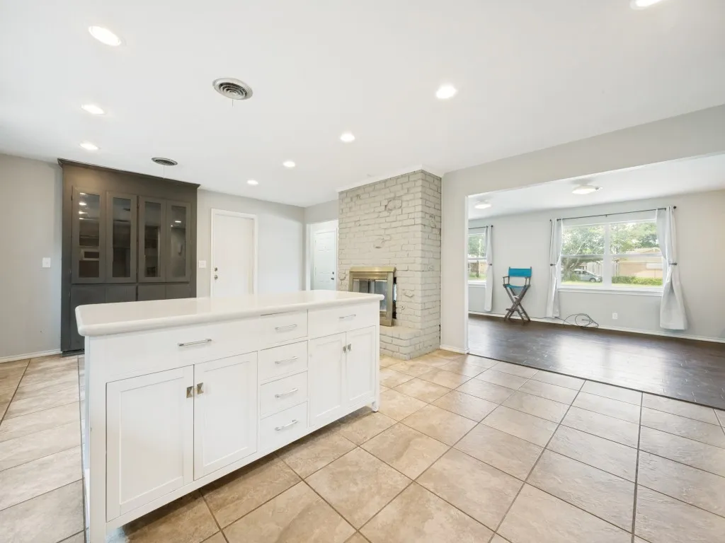 Single Family Residence For Sale in Denton County , 1825 Emery Street, Denton, Texas 76201, 3 Bedroom, 2 Bathroom, 2 Garage spaces, 1,622 Sqft, built in 1964, Price $312,000, mls#21244516, Real Estate Agent in Denton, Homes For Sale in Denton county, Homes For Sale in Denton, Realtor in Denton Texas, Real Estate Brokerage Independent Realty Texas, Luminita Cordes Realtor