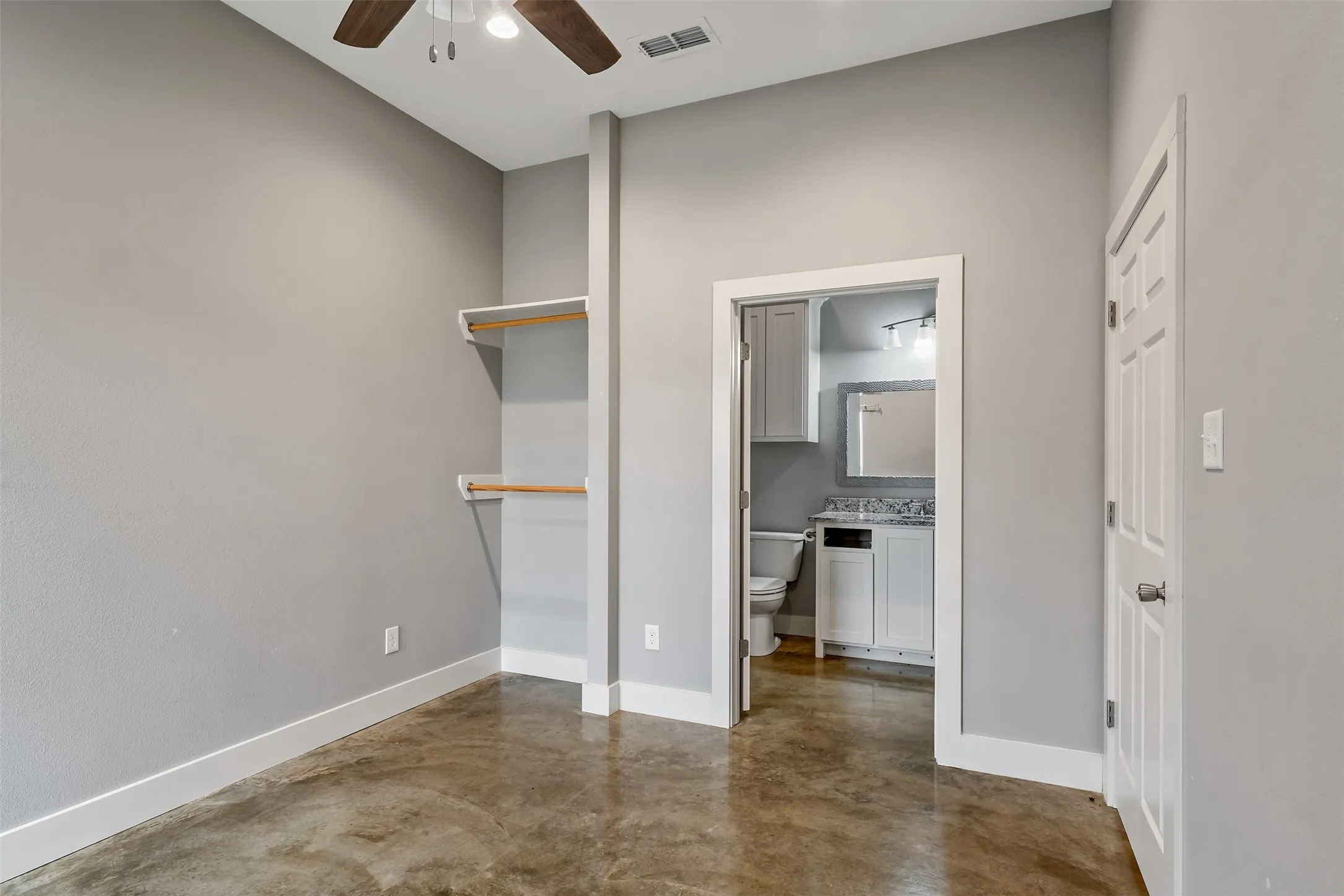 Single Family Residence For Sale in Smith County , 20389 County Road 178, Flint, Texas 75762, 5 Bedroom, 8 Bathroom, 2 Garage spaces, 6,500 Sqft, built in 2006, Preowned, mls#21231587, Real Estate Agent in Flint, Homes For Sale in Smith county, Homes For Sale in Flint, Realtor in Flint Texas, Real Estate Brokerage Independent Realty Texas, Luminita Cordes Realtor