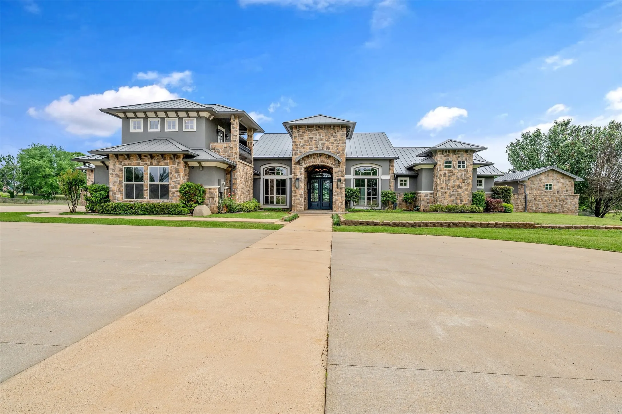 Single Family Residence For Sale in Smith County , 20389 County Road 178, Flint, Texas 75762, 5 Bedroom, 8 Bathroom, 2 Garage spaces, 6,500 Sqft, built in 2006, Preowned, mls#21231587, Real Estate Agent in Flint, Homes For Sale in Smith county, Homes For Sale in Flint, Realtor in Flint Texas, Real Estate Brokerage Independent Realty Texas, Luminita Cordes Realtor