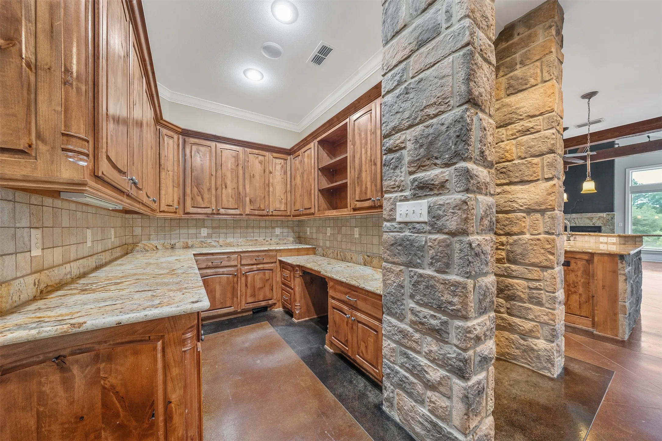 Single Family Residence For Sale in Smith County , 20389 County Road 178, Flint, Texas 75762, 5 Bedroom, 8 Bathroom, 2 Garage spaces, 6,500 Sqft, built in 2006, Preowned, mls#21231587, Real Estate Agent in Flint, Homes For Sale in Smith county, Homes For Sale in Flint, Realtor in Flint Texas, Real Estate Brokerage Independent Realty Texas, Luminita Cordes Realtor