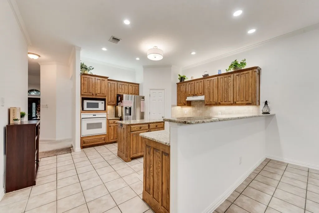 Single Family Residence For Sale in Tarrant County , 7057 Ridge Crest Drive, North Richland Hills, Texas 76182, 3 Bedroom, 3 Bathroom, 2 Garage spaces, 2,675 Sqft, built in 2004, Price $575,000, mls#21257681, Real Estate Agent in North Richland Hills, Homes For Sale in Tarrant county, Homes For Sale in North Richland Hills, Realtor in North Richland Hills Texas, Real Estate Brokerage Independent Realty Texas, Luminita Cordes Realtor