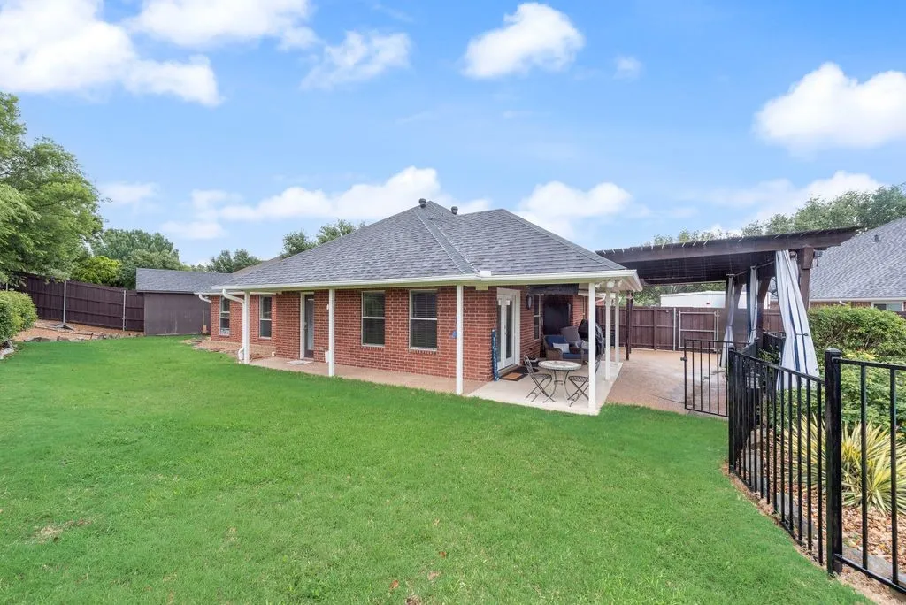 Single Family Residence For Sale in Tarrant County , 7057 Ridge Crest Drive, North Richland Hills, Texas 76182, 3 Bedroom, 3 Bathroom, 2 Garage spaces, 2,675 Sqft, built in 2004, Price $575,000, mls#21257681, Real Estate Agent in North Richland Hills, Homes For Sale in Tarrant county, Homes For Sale in North Richland Hills, Realtor in North Richland Hills Texas, Real Estate Brokerage Independent Realty Texas, Luminita Cordes Realtor