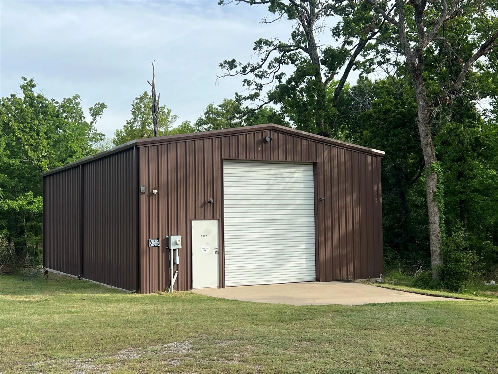 1,400 square foot steel structure for parking your RV, extra boat, multiple cars, jet skis, etc. Electricity is connected and 220 service.