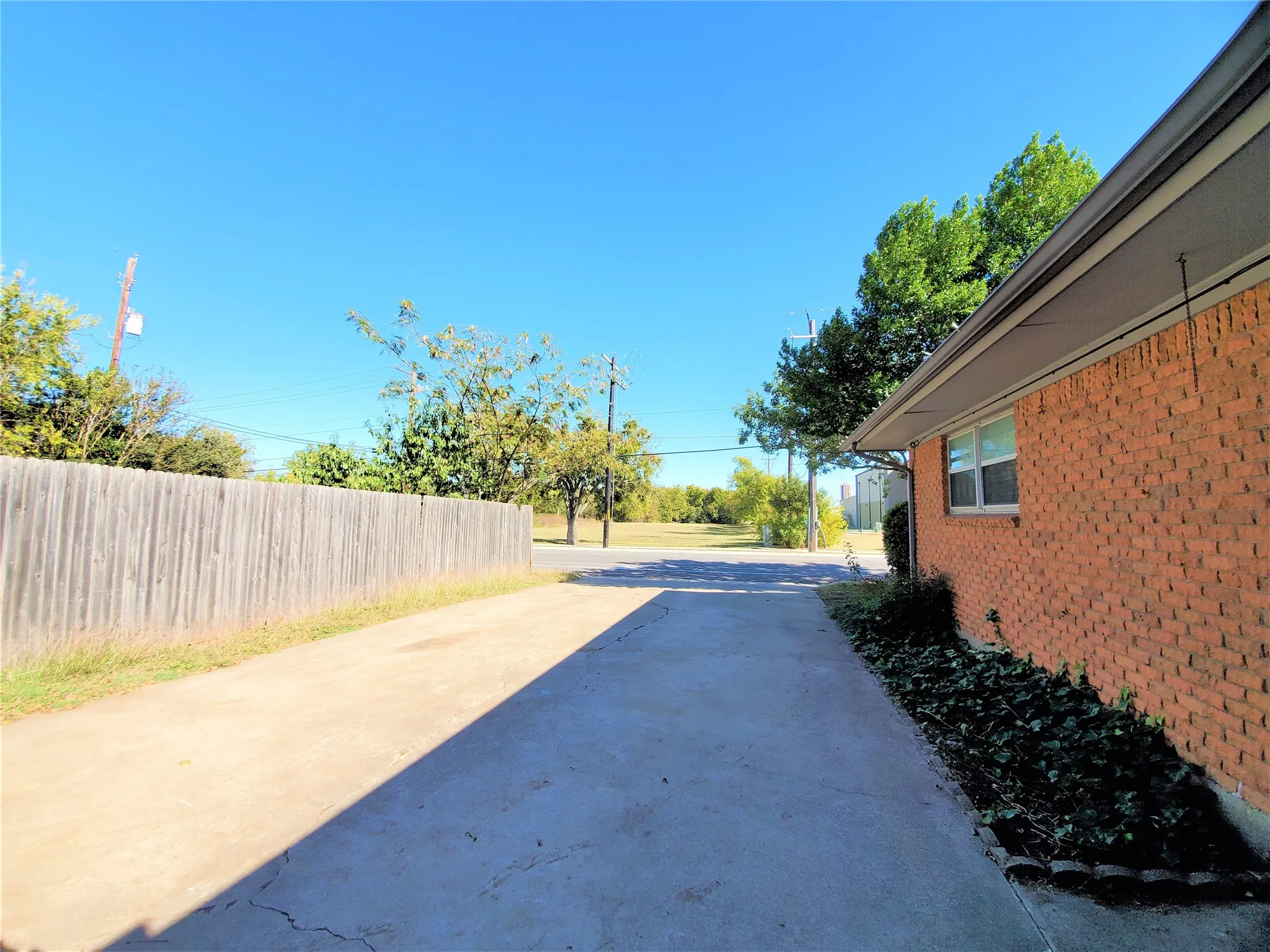 Single Family Residence For Rent in Denton County , 1200 Bryn Mawr Place, Denton, Texas 76201, 4 Bedroom, 2 Bathroom, 2 Garage spaces, 1,603 Sqft, built in 1965, Preowned, mls#21257718, Real Estate Agent in Denton, Homes For Rent in Denton county, Homes For Rent in Denton, Realtor in Denton Texas, Real Estate Brokerage Independent Realty Texas, Luminita Cordes Realtor
