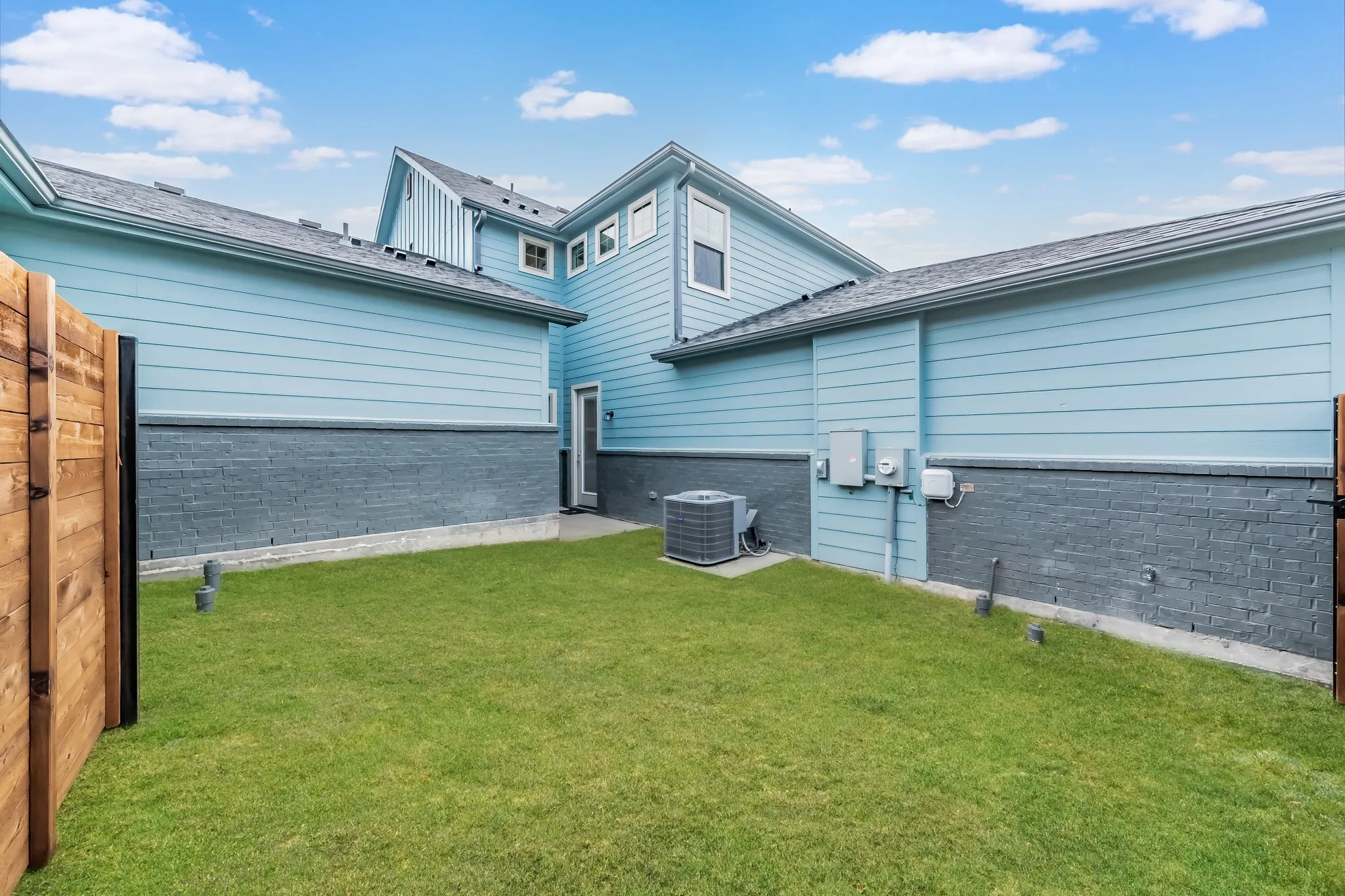 Townhouse For Sale in Tarrant County , 9713 Thorncrown Lane, Fort Worth, Texas 76179, 3 Bedrooms, 3 Bathrooms, 2 Garage spaces, 1,933 Sqft, built in 2022, Preowned, Price $319,000, mls#21257092, Real Estate Agent in Fort Worth, Homes For Sale in Tarrant county, Homes For Sale in Fort Worth, Realtor in Fort Worth Texas, Real Estate Brokerage Independent Realty Texas, Luminita Cordes Realtor
