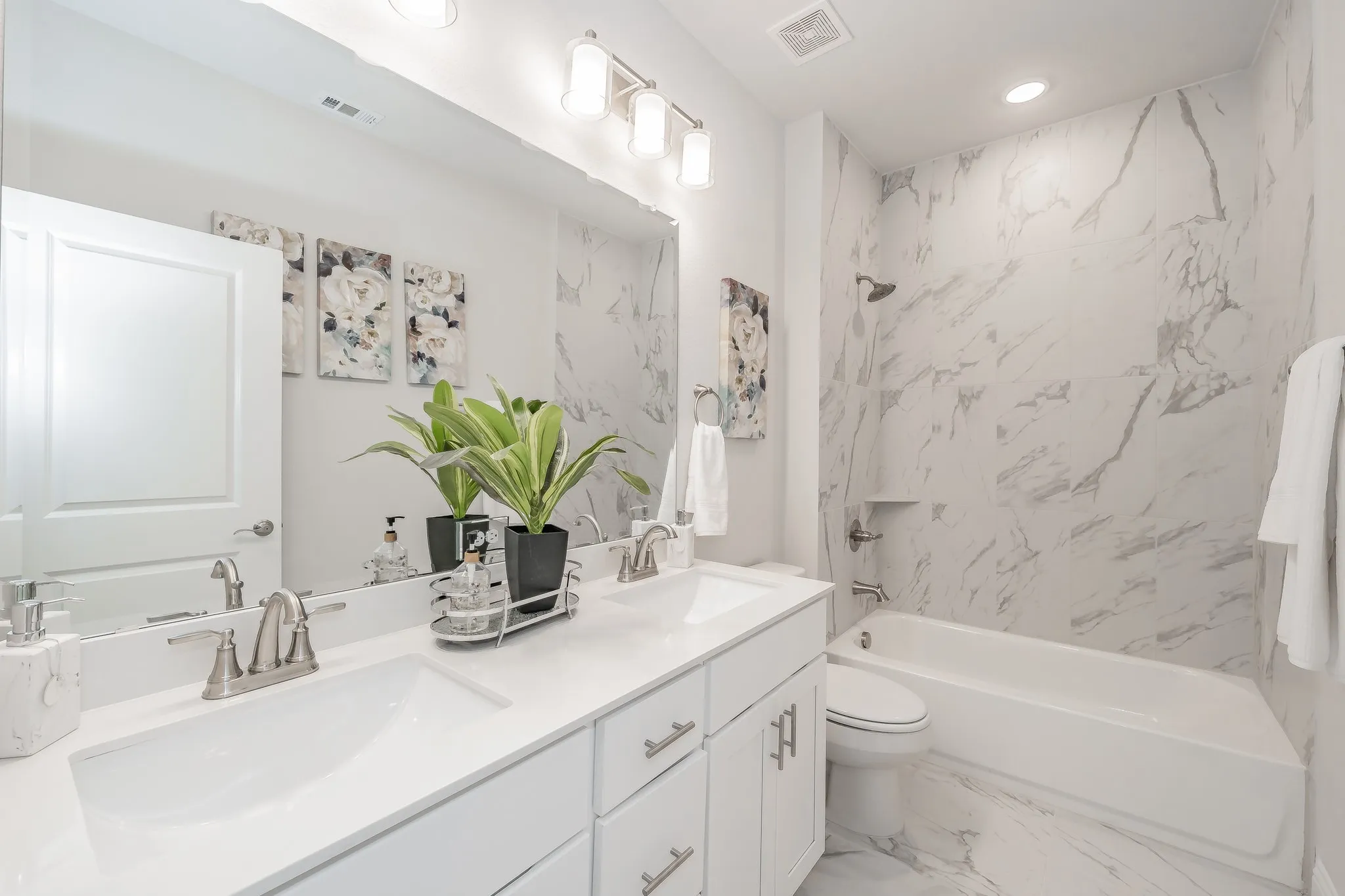 Townhouse For Sale in Tarrant County , 9713 Thorncrown Lane, Fort Worth, Texas 76179, 3 Bedrooms, 3 Bathrooms, 2 Garage spaces, 1,933 Sqft, built in 2022, Preowned, Price $319,000, mls#21257092, Real Estate Agent in Fort Worth, Homes For Sale in Tarrant county, Homes For Sale in Fort Worth, Realtor in Fort Worth Texas, Real Estate Brokerage Independent Realty Texas, Luminita Cordes Realtor